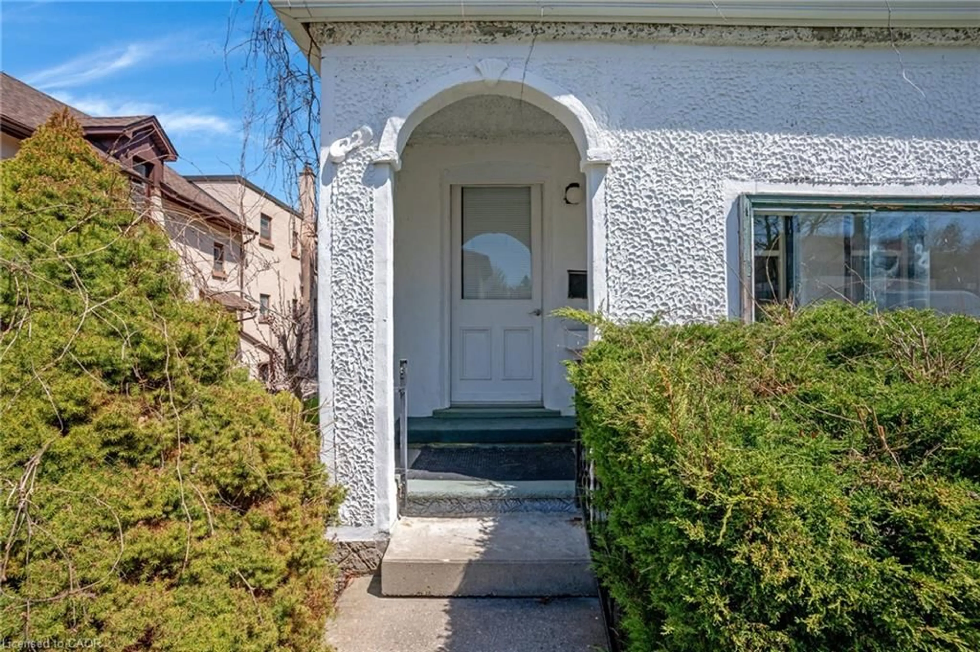 Indoor foyer for 22 Samuel St, Kitchener Ontario N2H 1P1