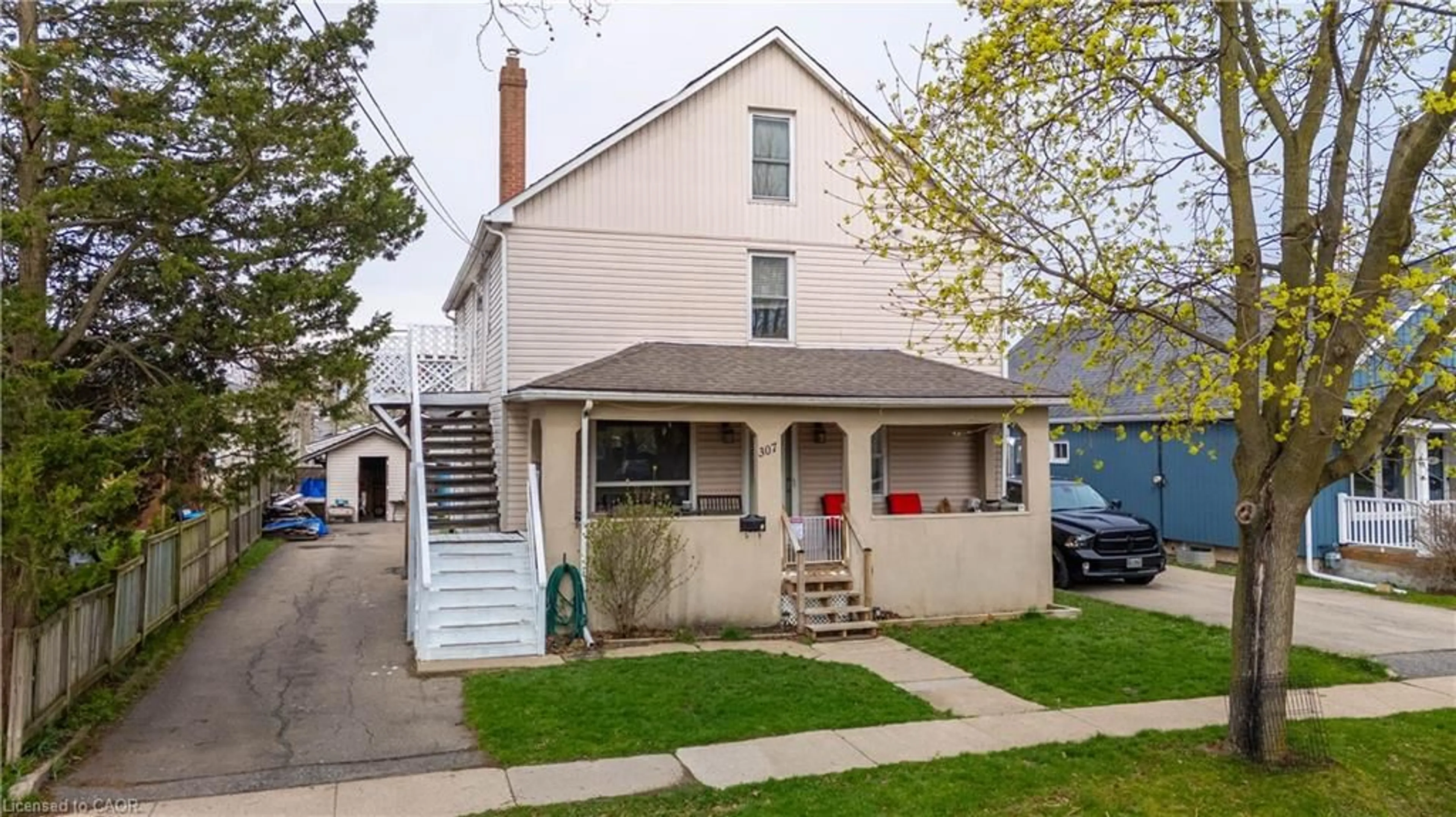 Home with vinyl exterior material, street for 307 Wallace Ave, Welland Ontario L3B 1R8