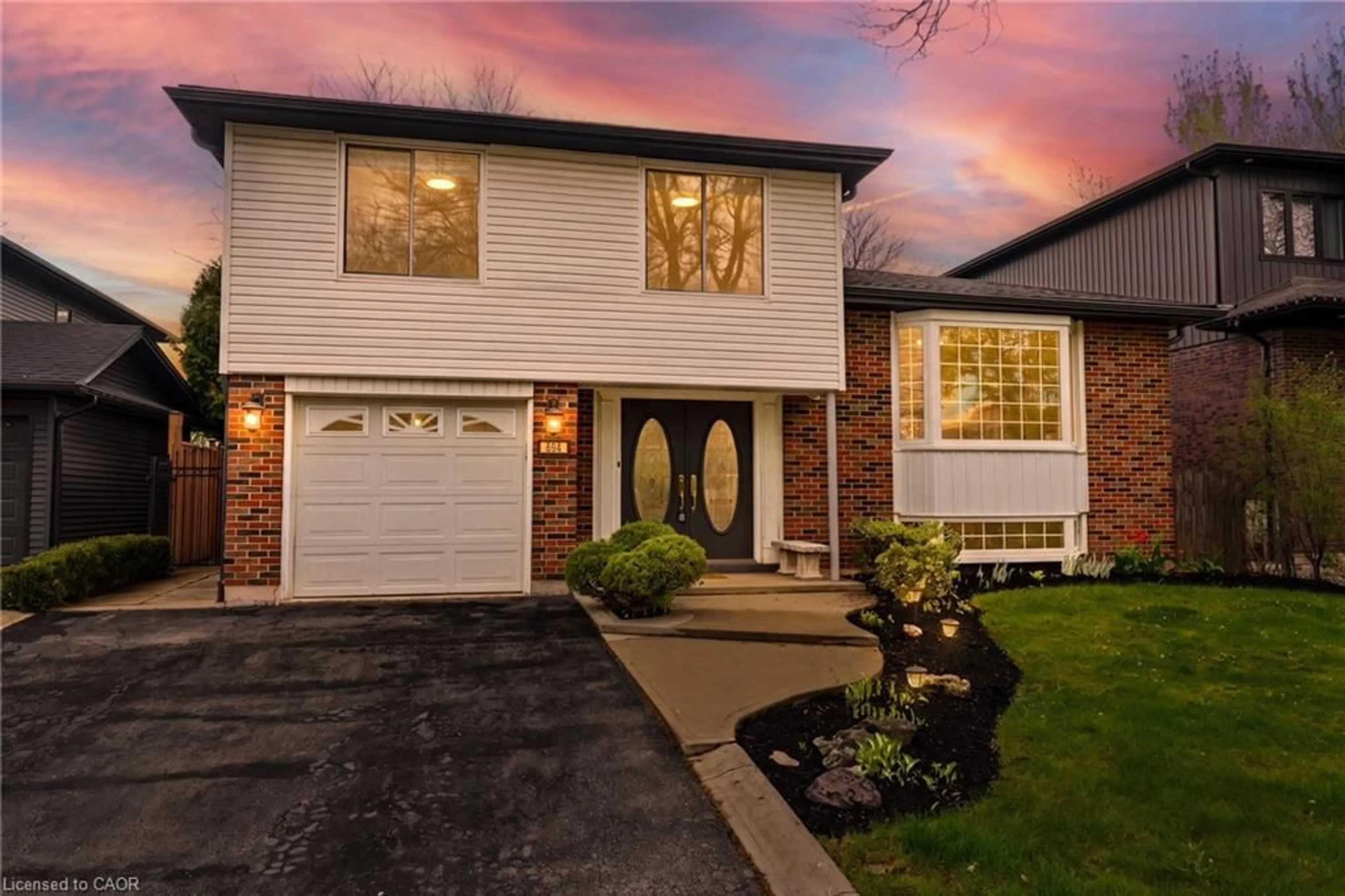 Home with brick exterior material, street for 694 Mullin Way, Burlington Ontario L7L 4J7