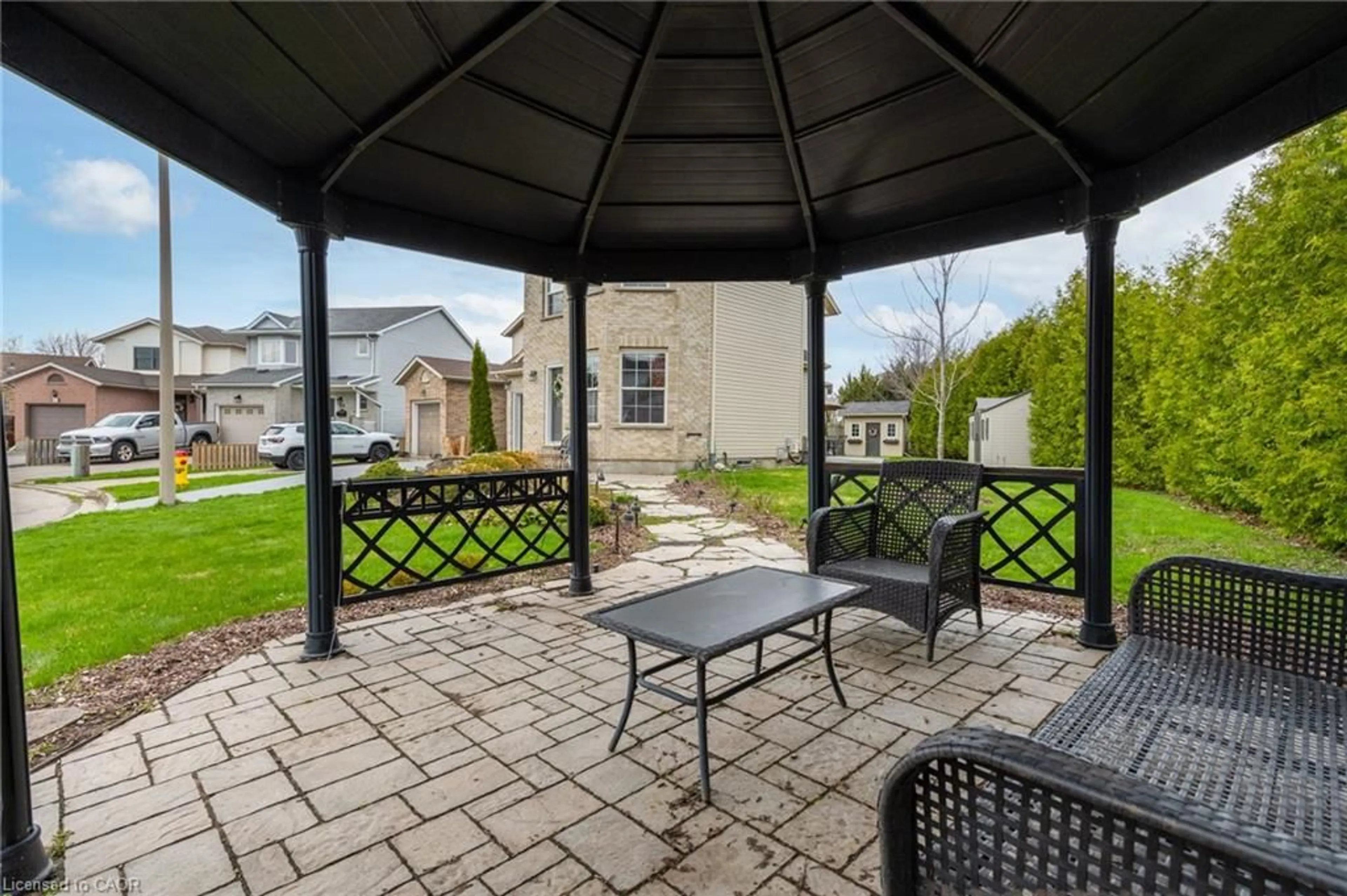 Patio, street for 31 White Sands Crt, Kitchener Ontario N2E 3S4