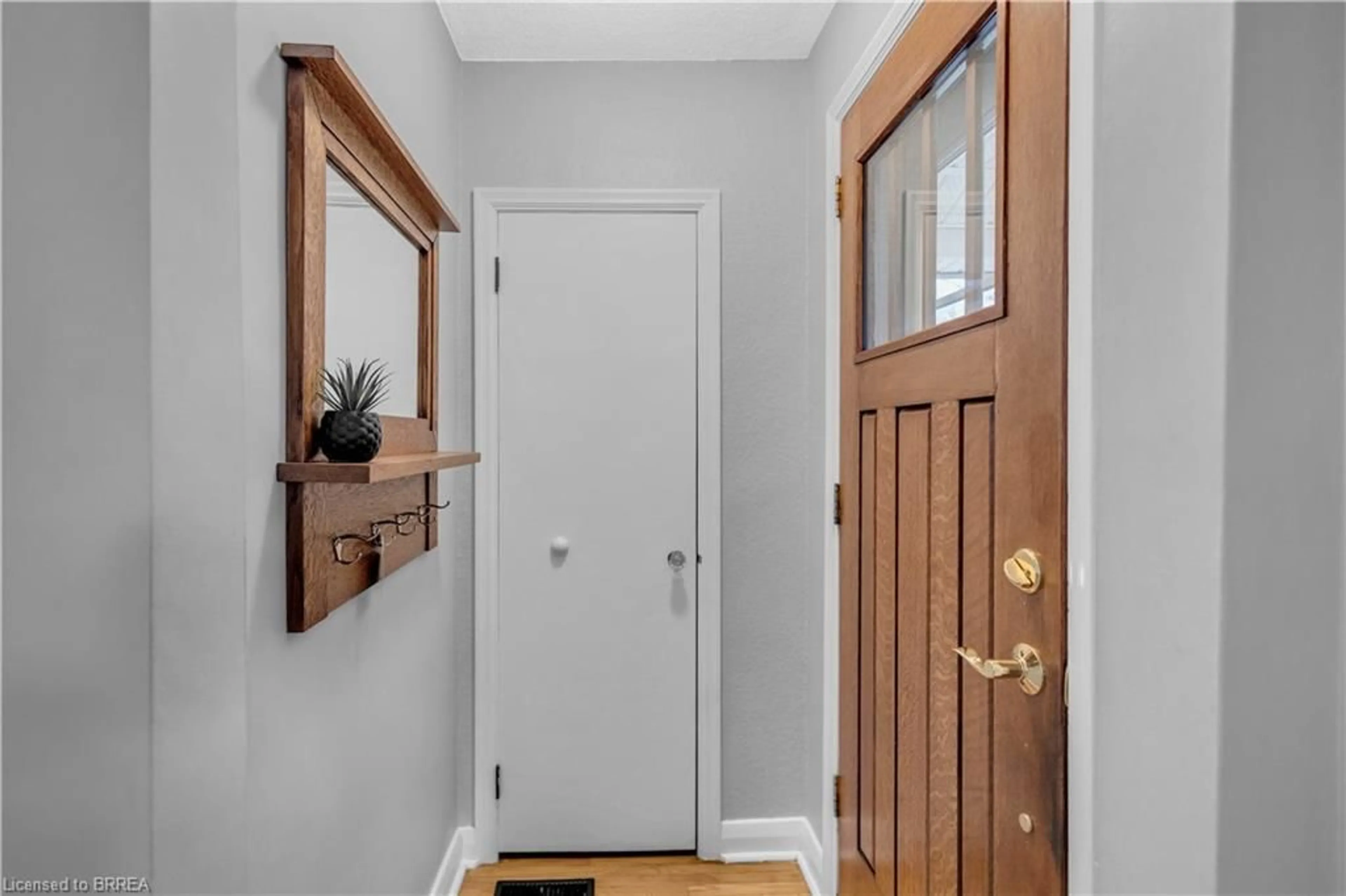 Indoor entryway for 18 South Dr, Kitchener Ontario N2M 4B5