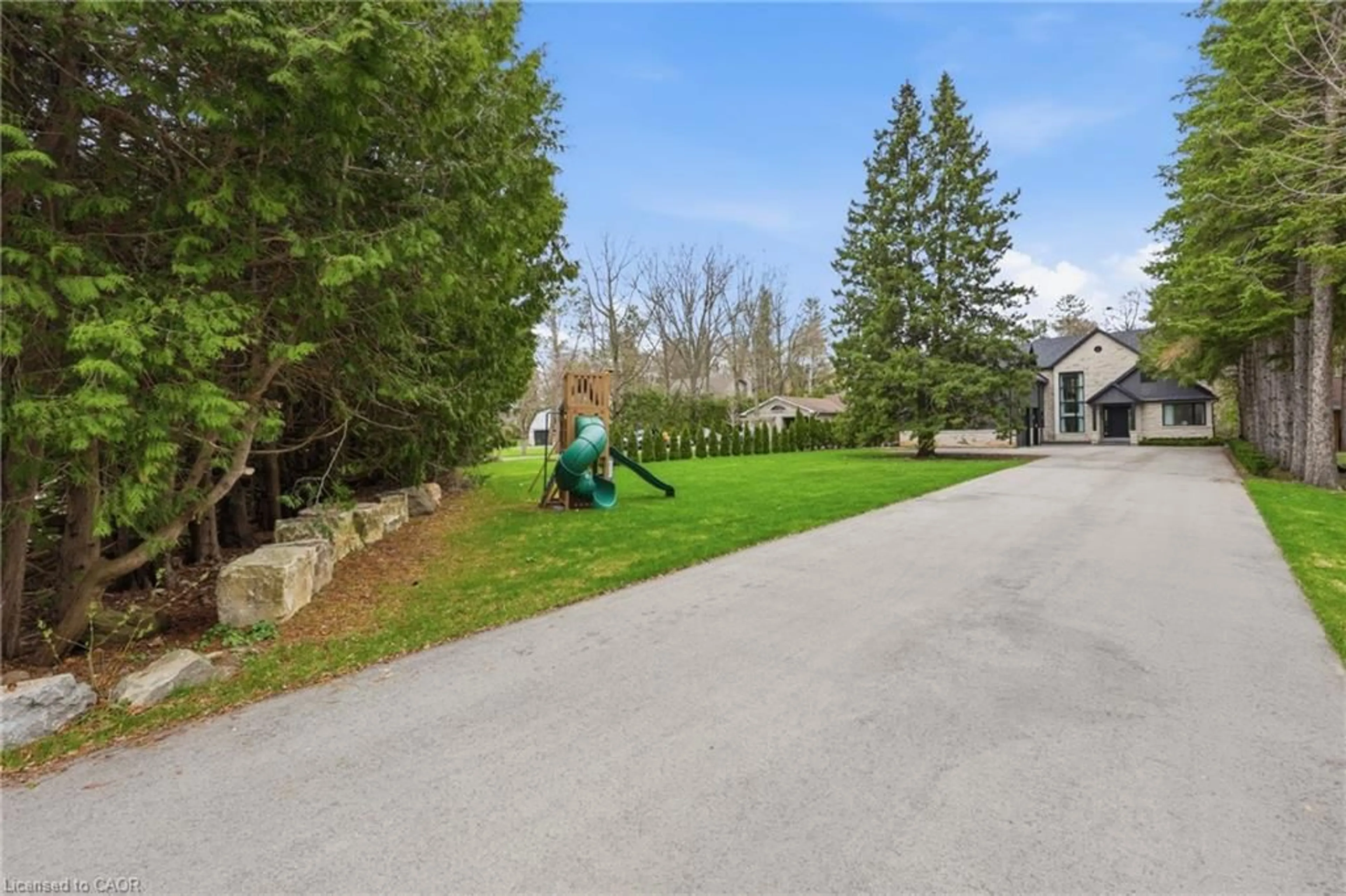 A pic from outside/outdoor area/front of a property/back of a property/a pic from drone, street for 39 Credit Rd, Cheltenham Ontario L7C 3J3