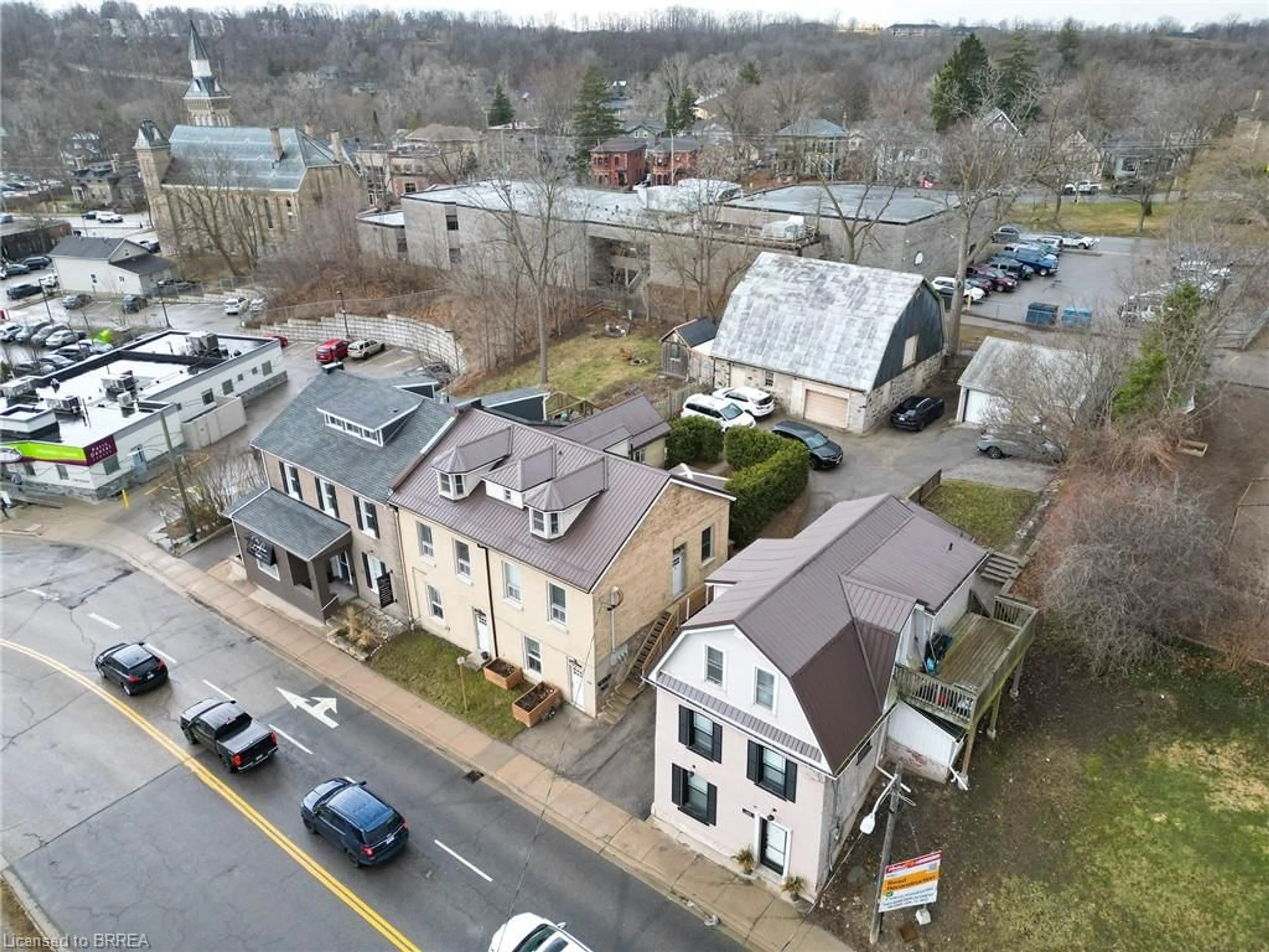 A pic from outside/outdoor area/front of a property/back of a property/a pic from drone, street for 142 Grand River St, Paris Ontario N3L 2M5