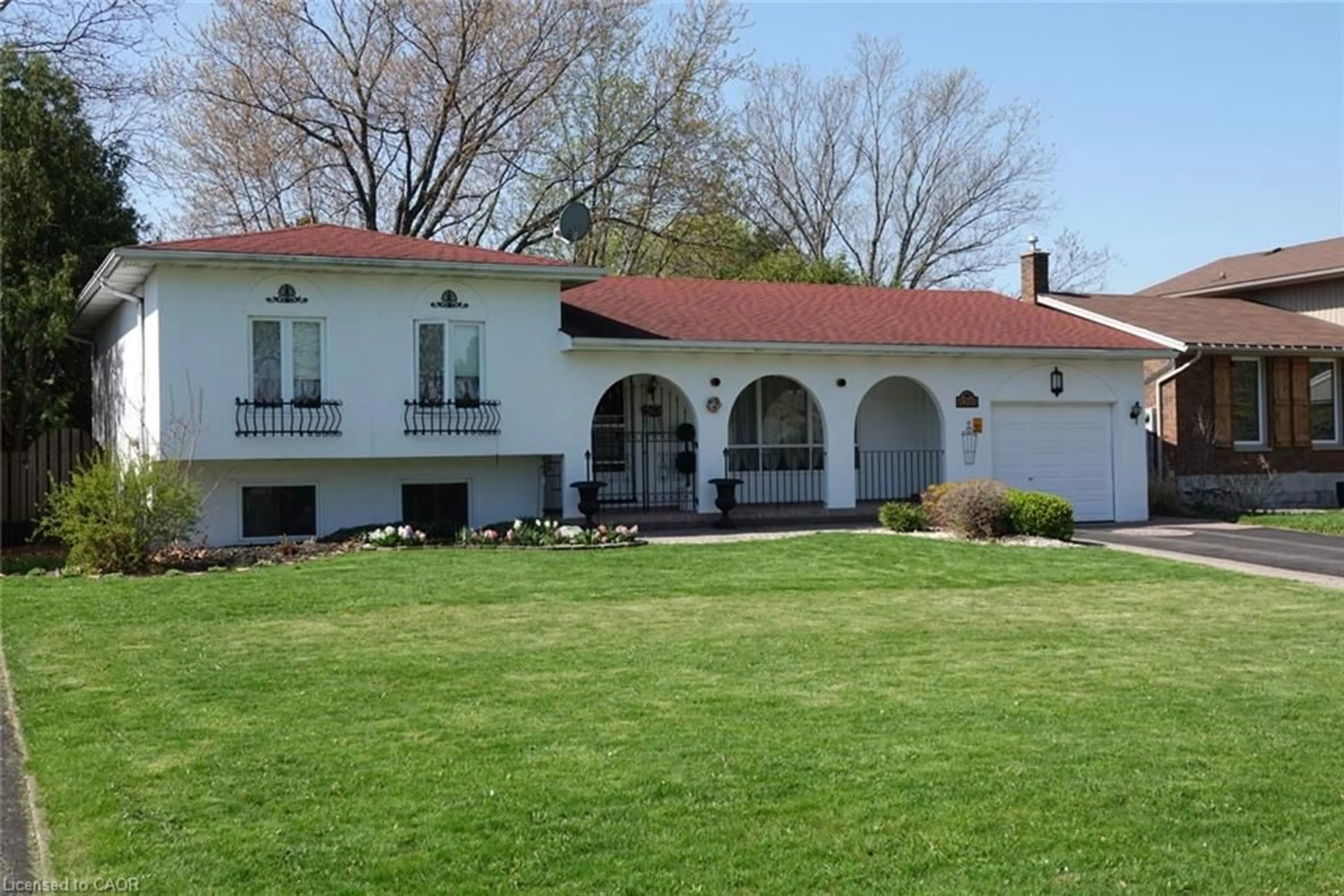 Home with vinyl exterior material, street for 4200 Eastdale Dr, Beamsville Ontario L3J 0N3