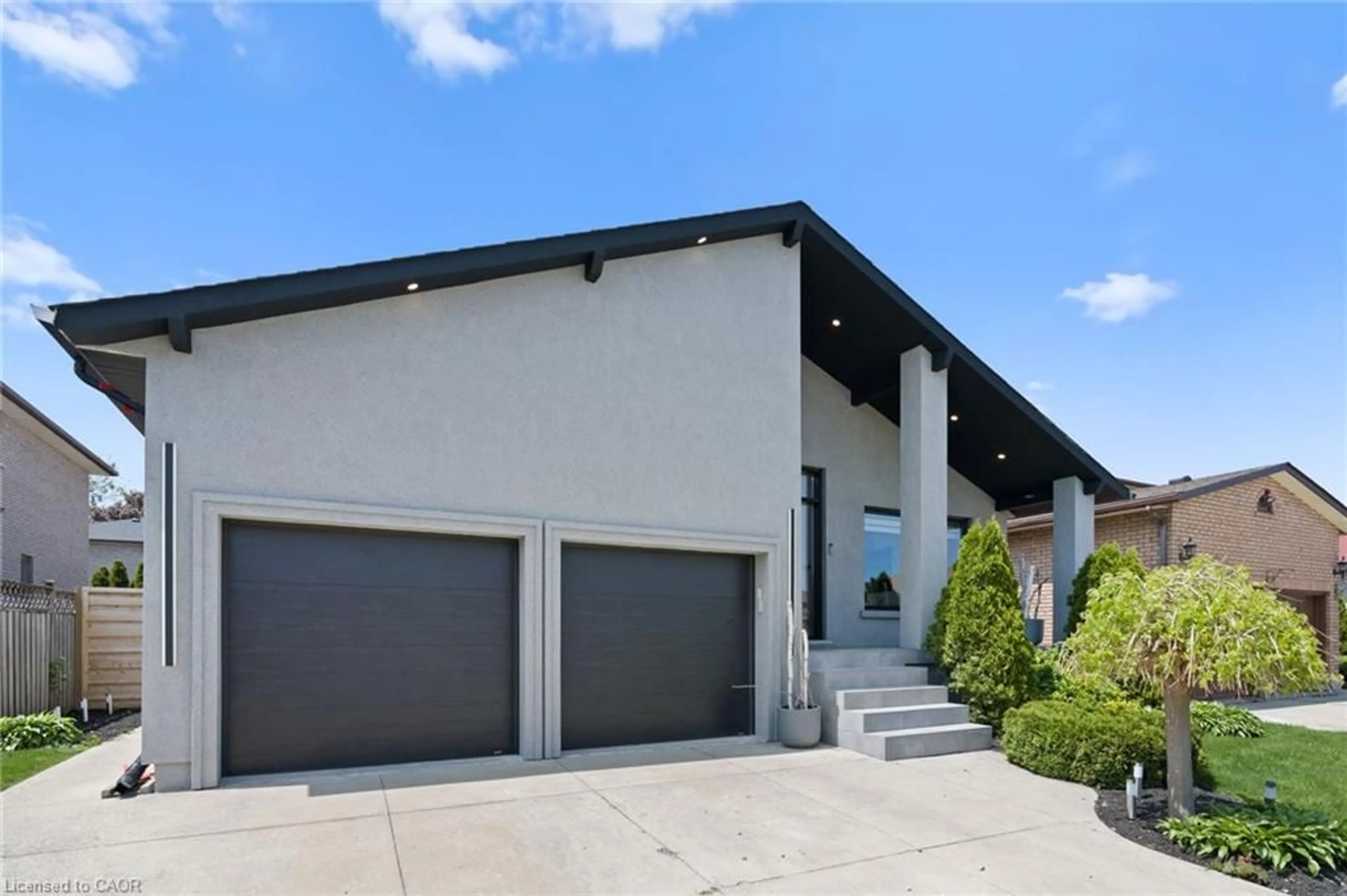 Indoor garage for 17 Clearview Dr, Hamilton Ontario L8G 4Y4