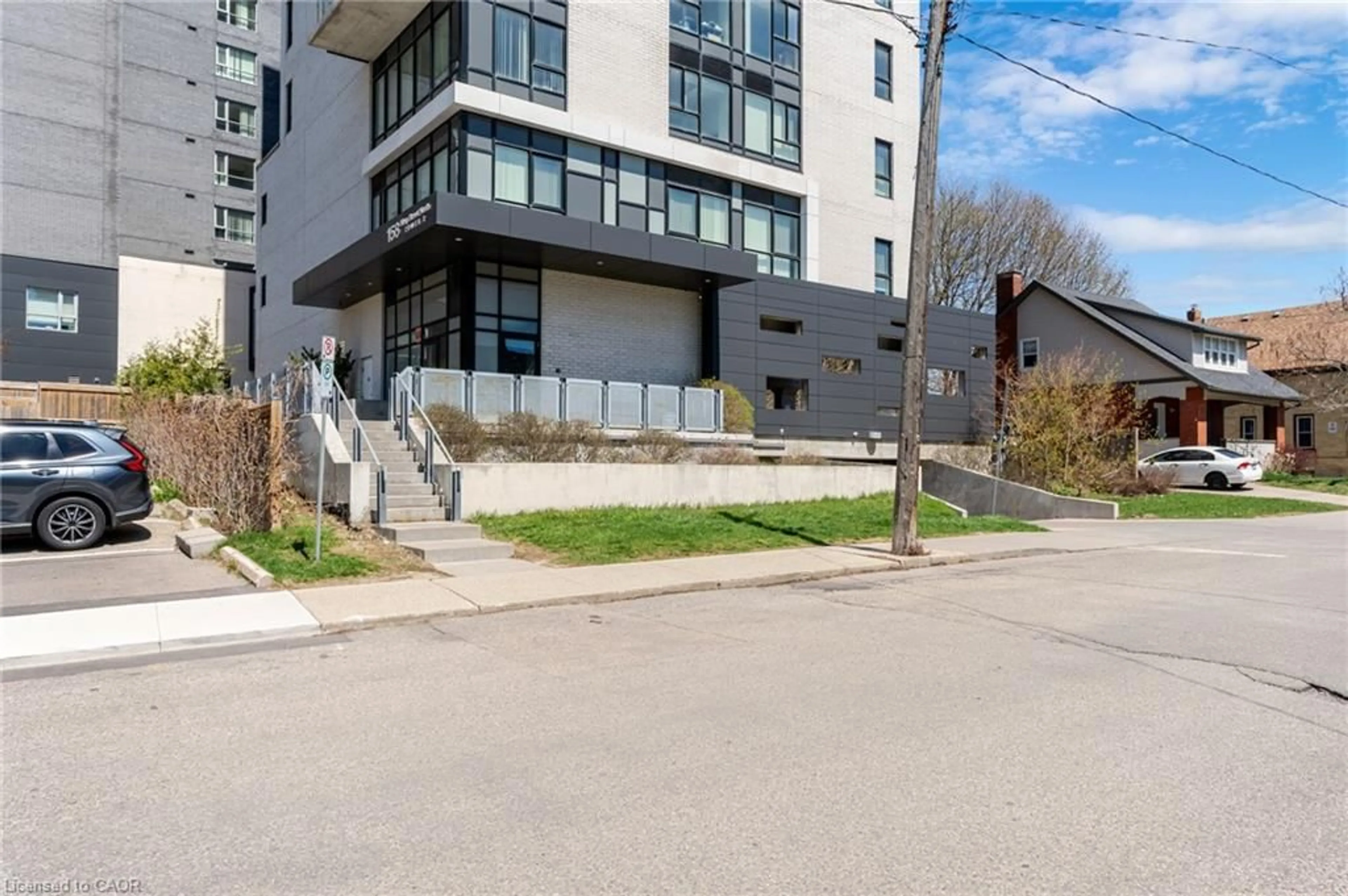 Patio, street for 158 King St #604, Waterloo Ontario N2J 0E5