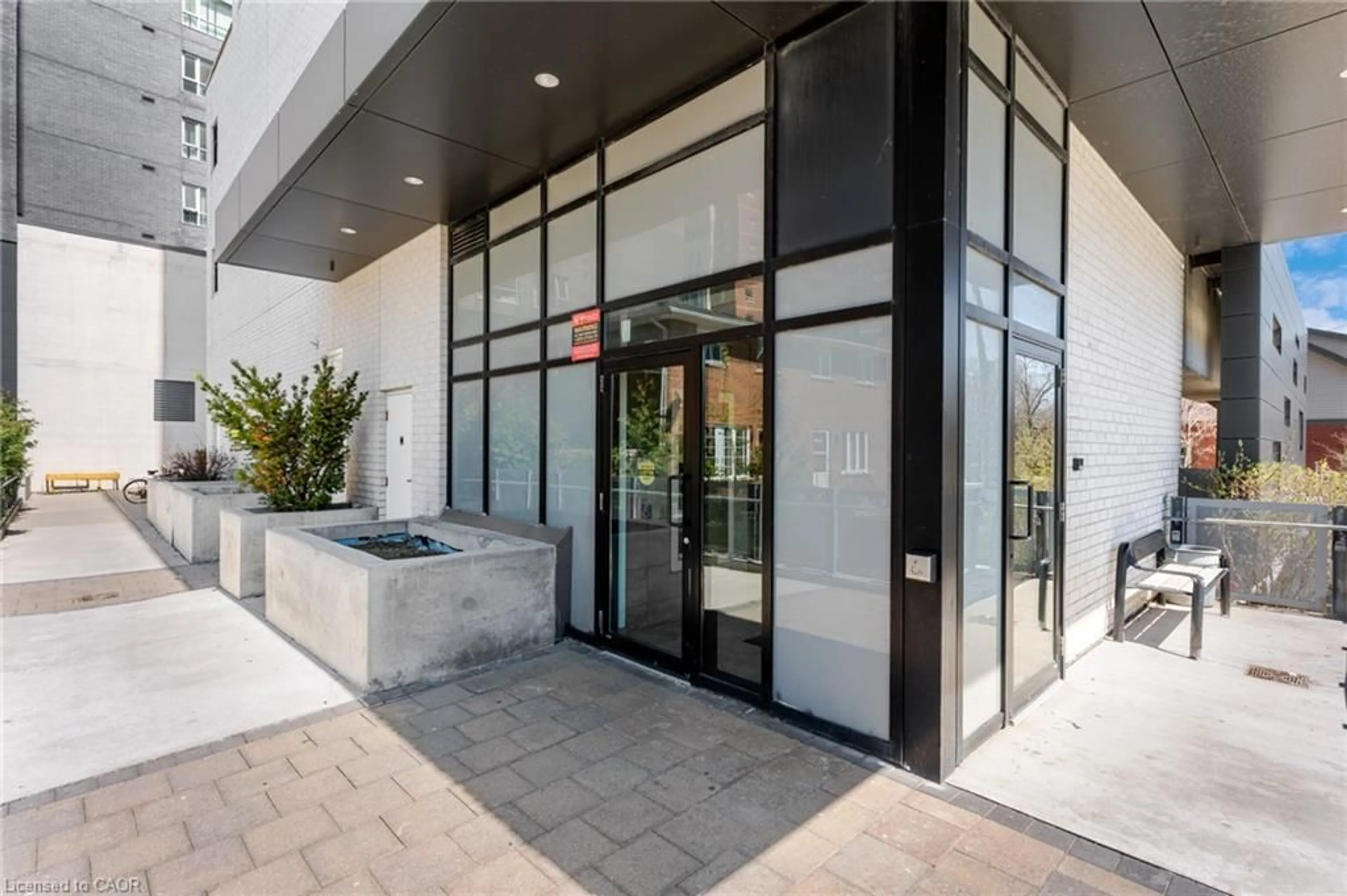 Indoor foyer for 158 King St #604, Waterloo Ontario N2J 0E5