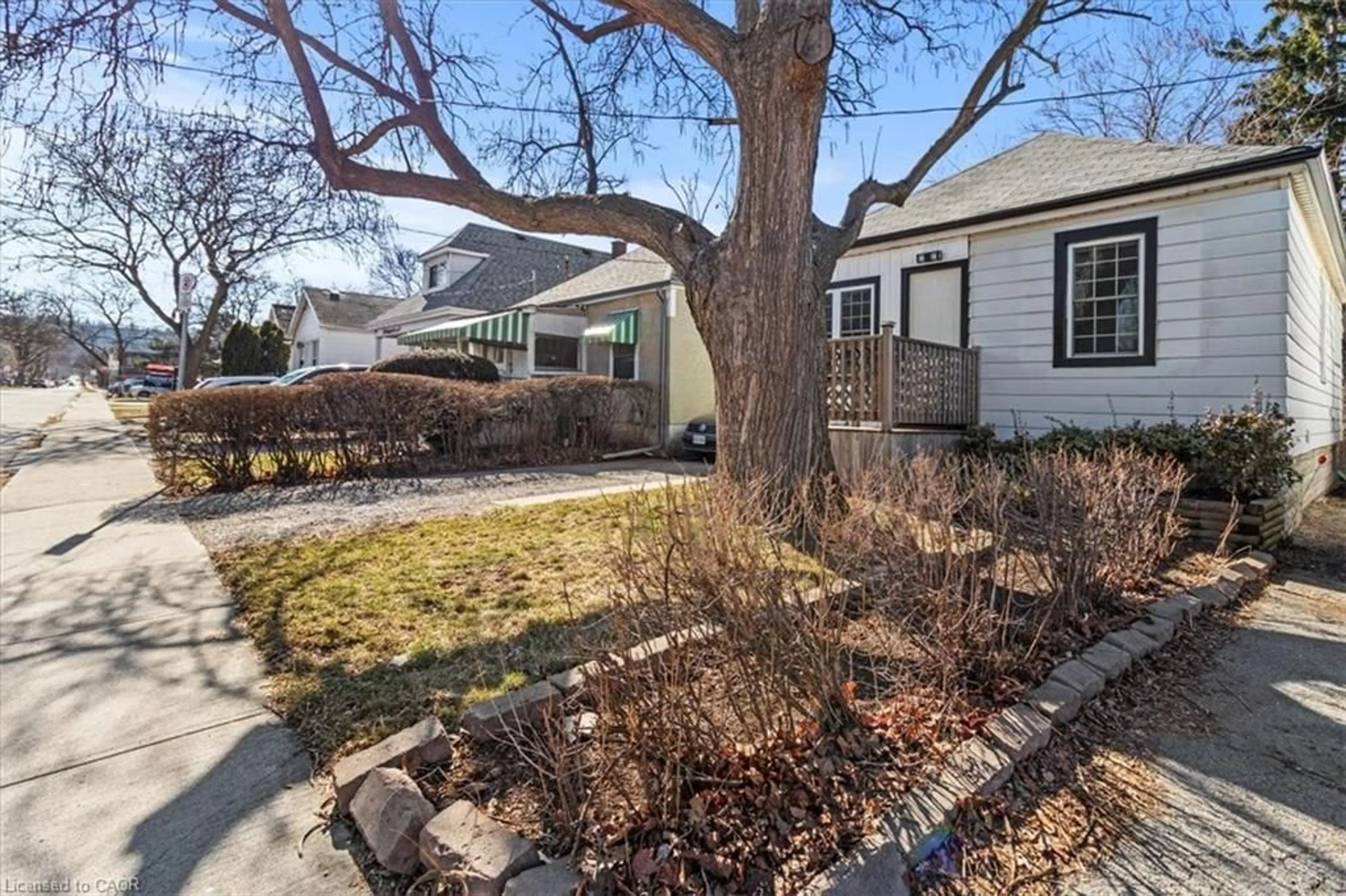 A pic from outside/outdoor area/front of a property/back of a property/a pic from drone, street for 29 Wexford Ave, Hamilton Ontario L8H 4M2