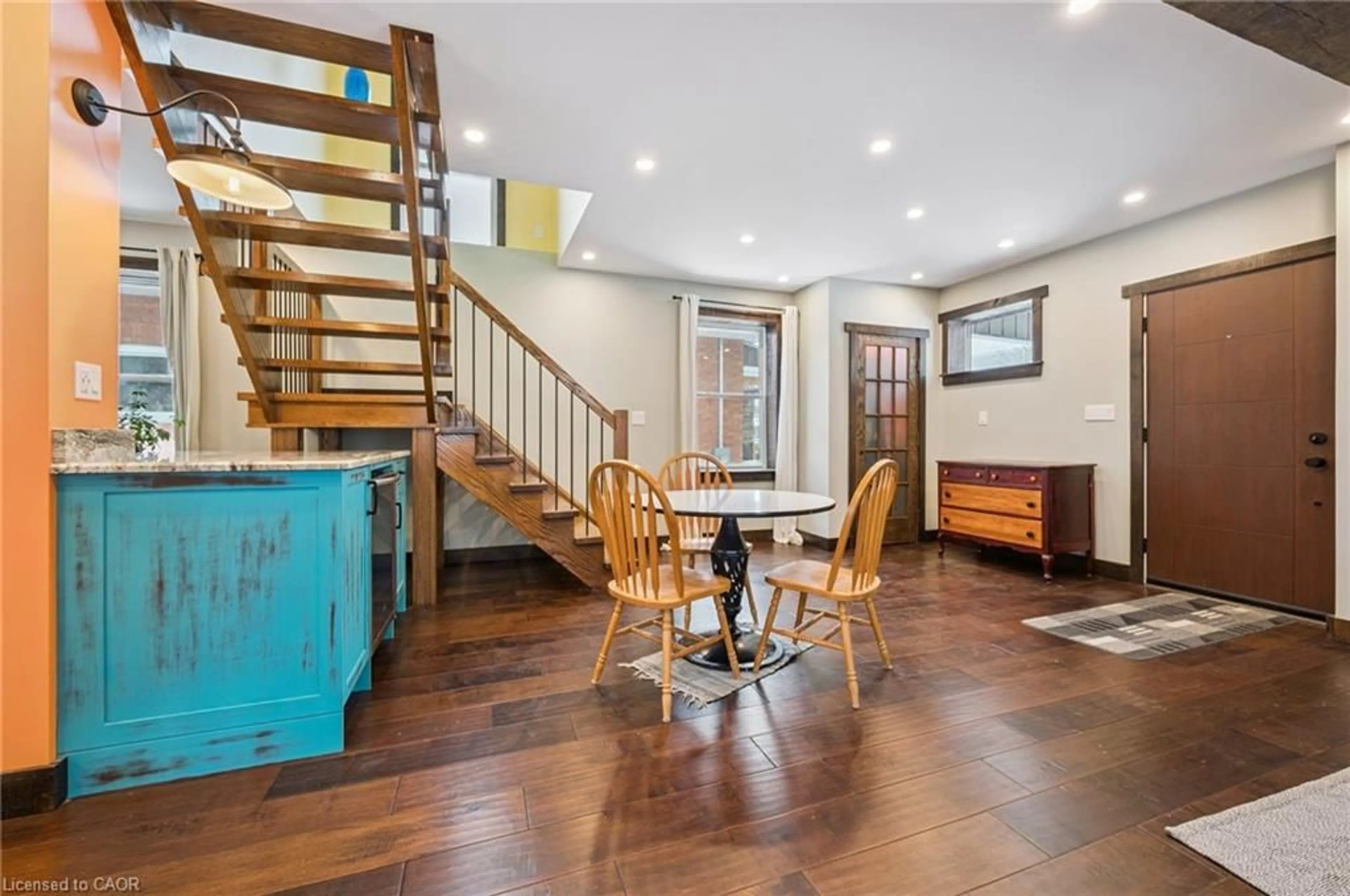 Indoor foyer for 838 Moore St, Cambridge Ontario N3H 3B8