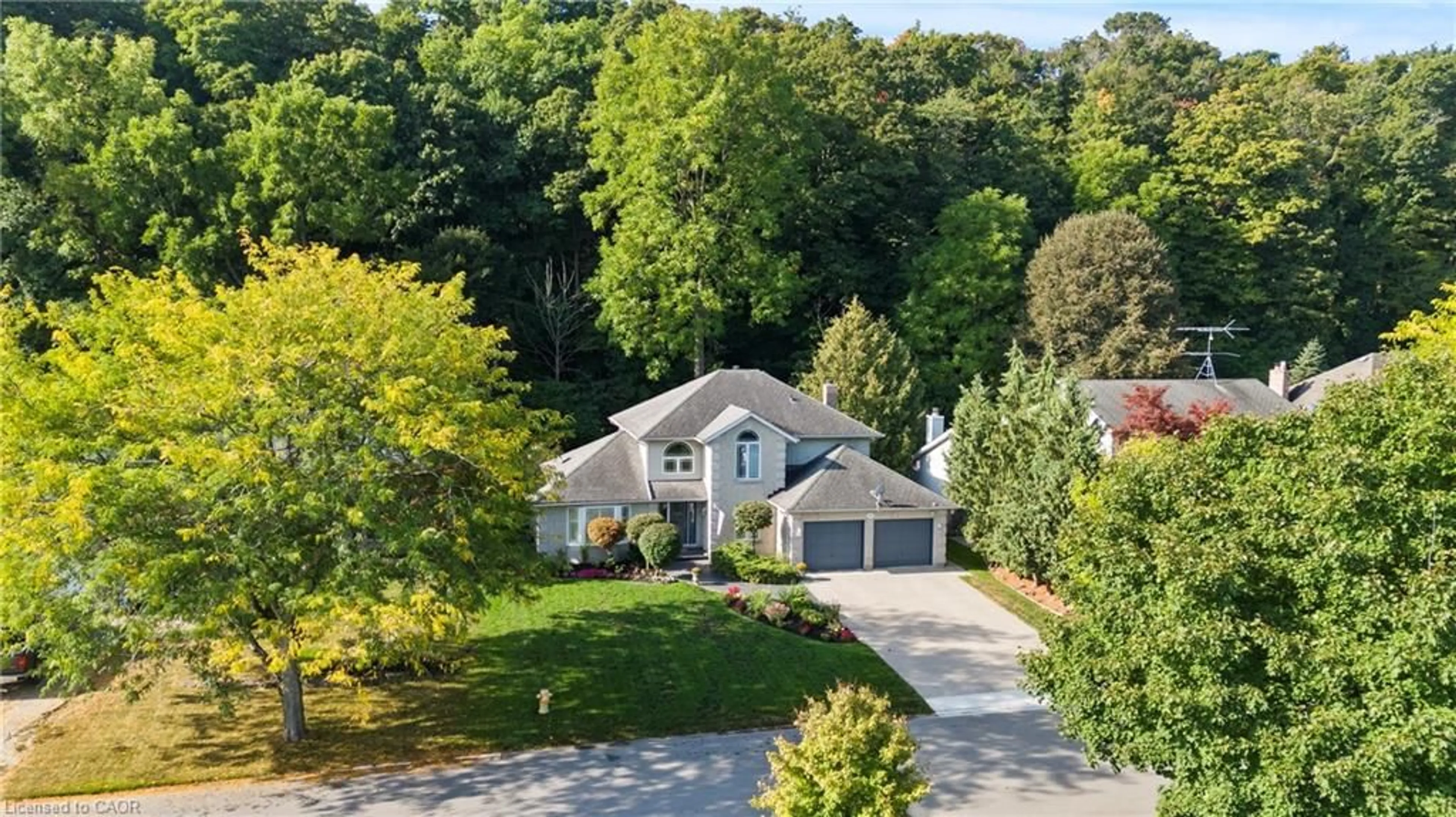 A pic from outside/outdoor area/front of a property/back of a property/a pic from drone, street for 3602 Glen Elgin Dr, Jordan Ontario L0R 1S0