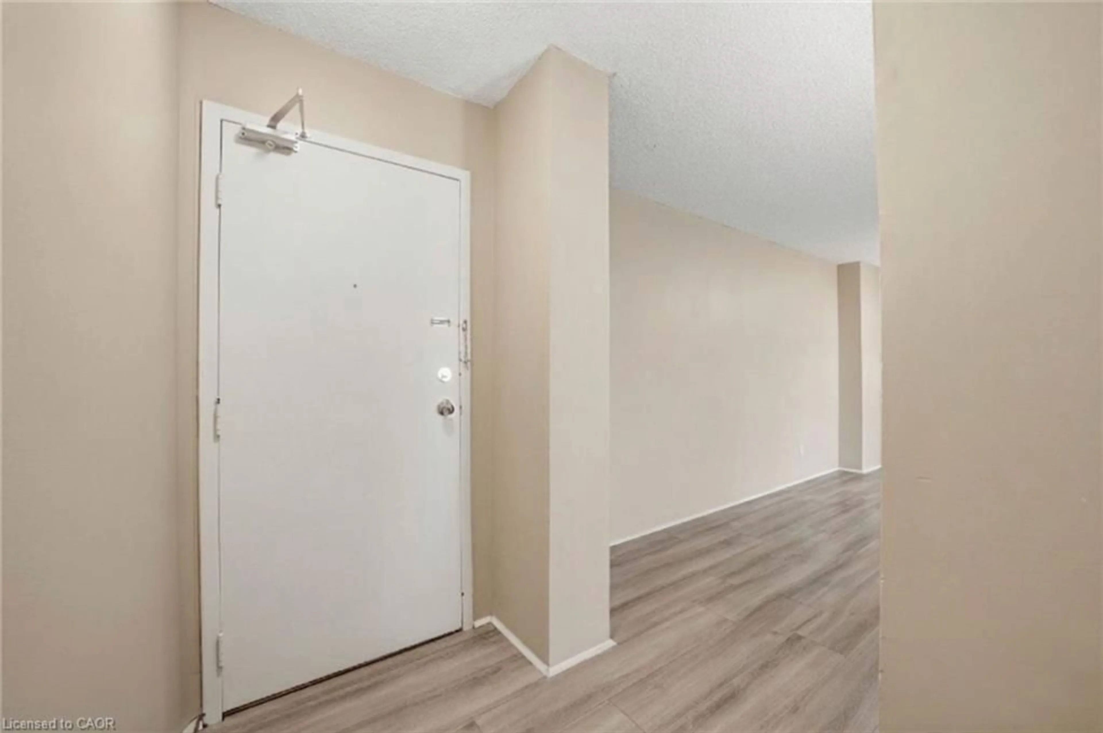 Indoor entryway for 308 Lisa St #308, Brampton Ontario L6T 4A2
