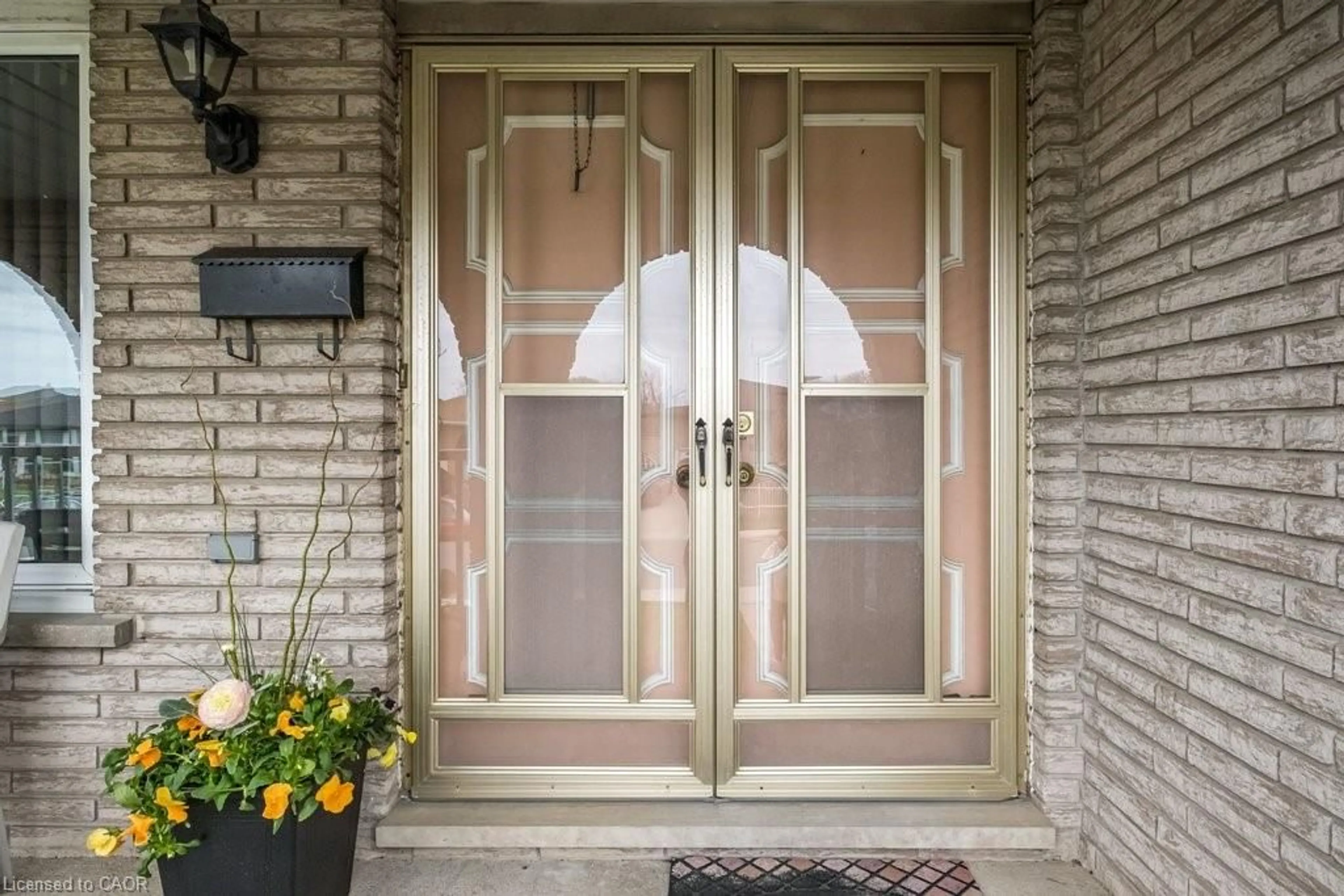 Indoor entryway for 2 Village Dr, Hamilton Ontario L8E 3M8