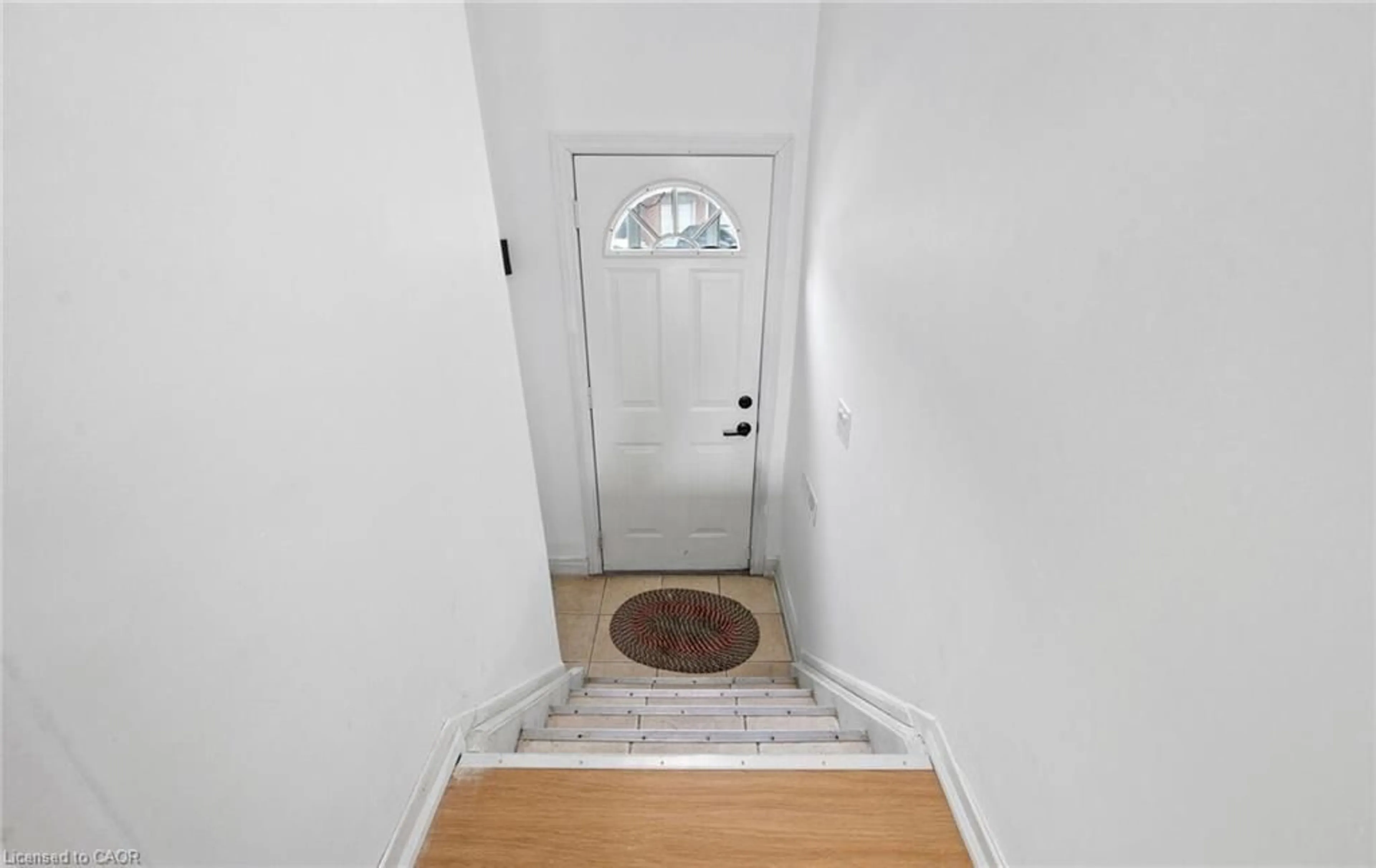Indoor entryway for 400 Mississauga Valley Blvd #7, Mississauga Ontario L5A 3N6