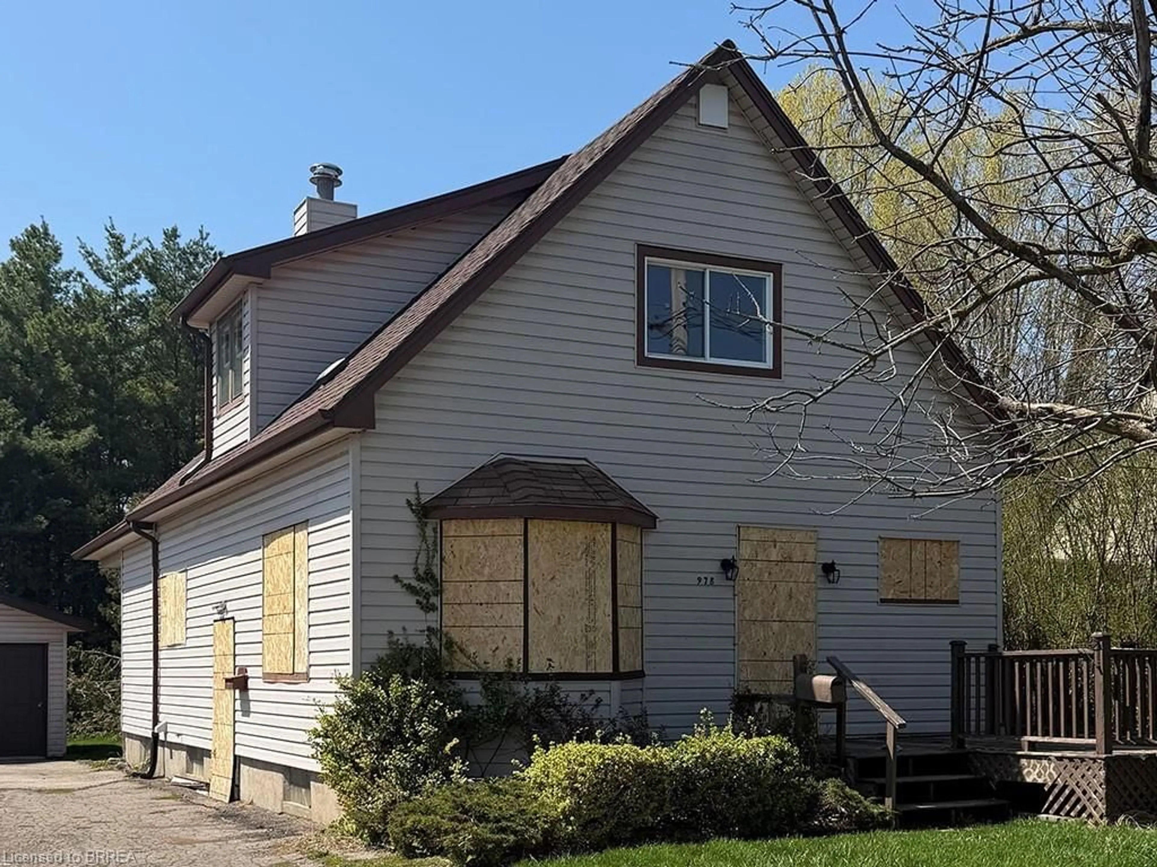 Home with vinyl exterior material, street for 978 Norfolk St, Simcoe Ontario N3Y 3R8
