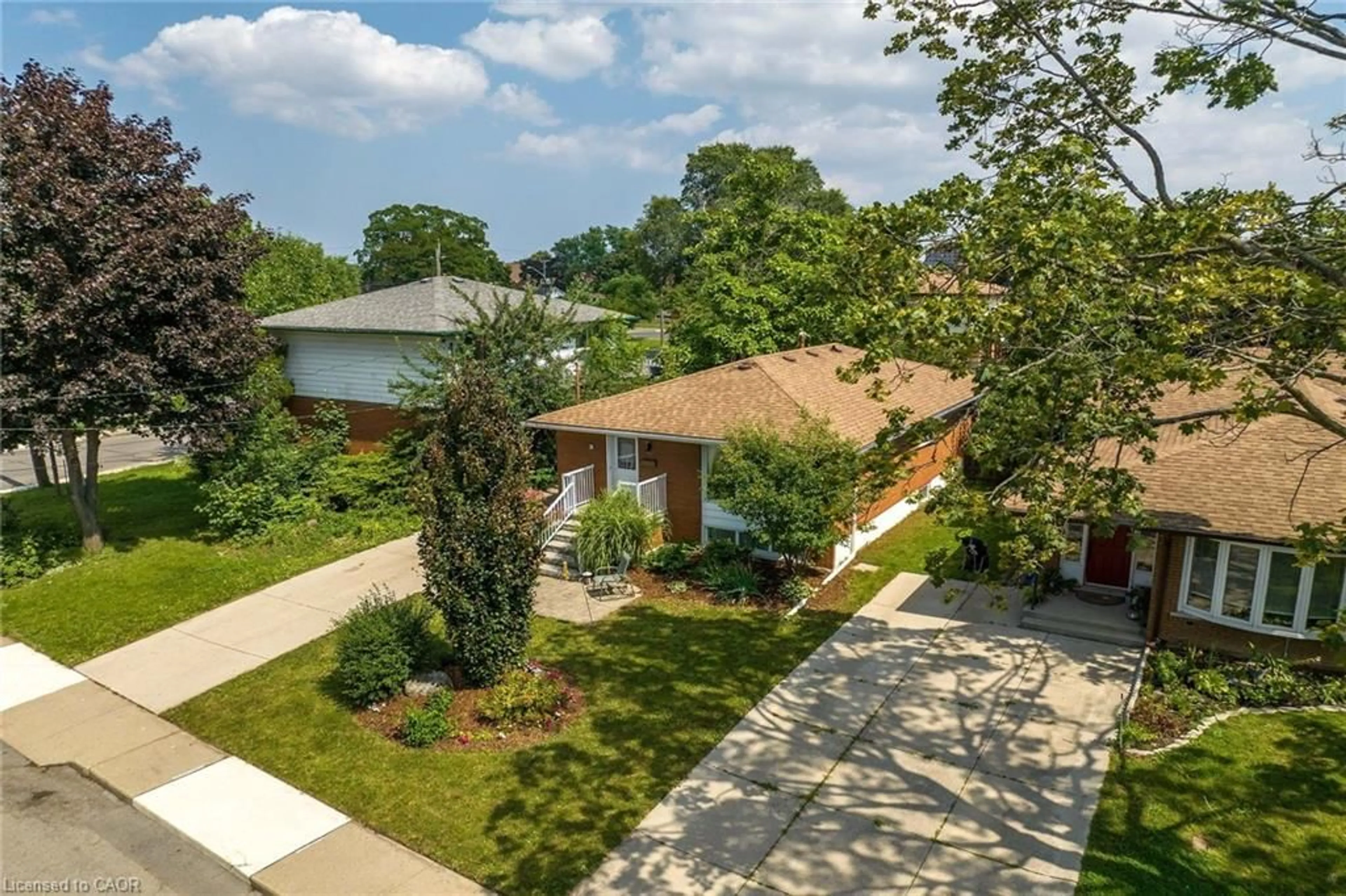 A pic from outside/outdoor area/front of a property/back of a property/a pic from drone, street for 5 Burrwood Dr, Hamilton Ontario L9C 3S9