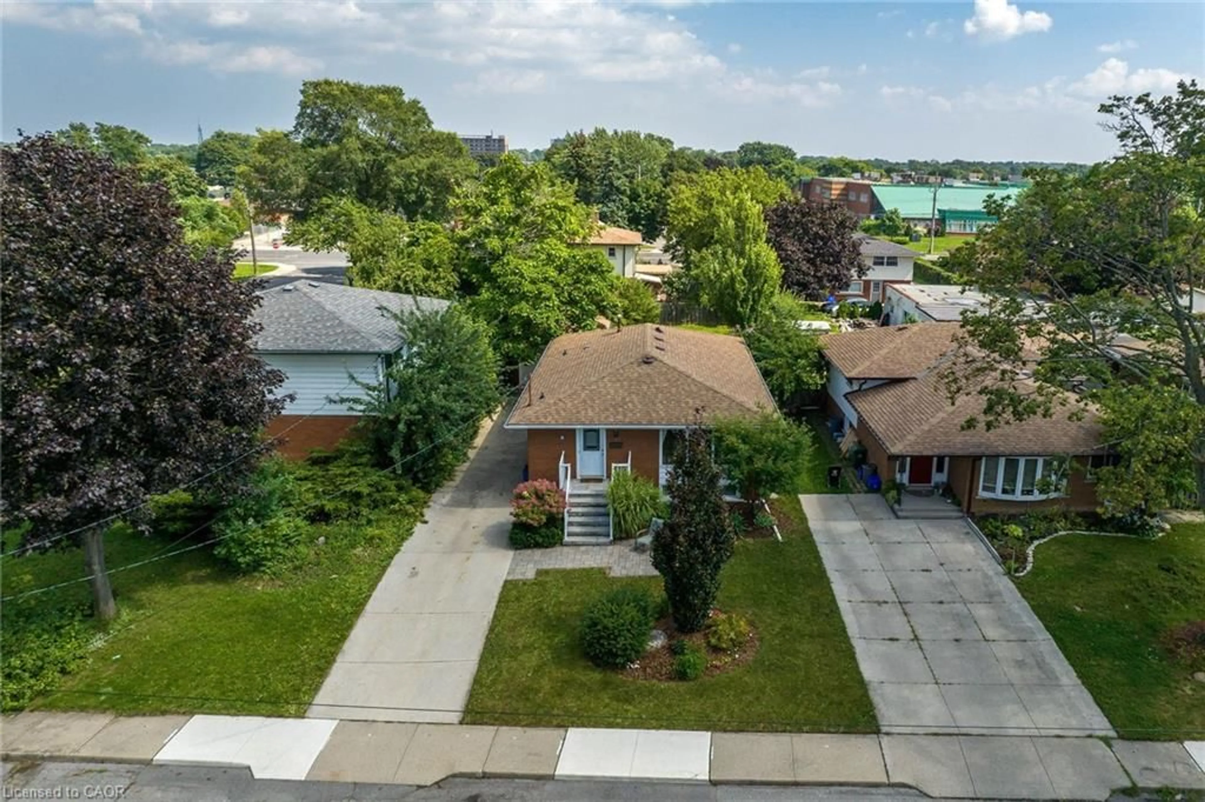 A pic from outside/outdoor area/front of a property/back of a property/a pic from drone, street for 5 Burrwood Dr, Hamilton Ontario L9C 3S9