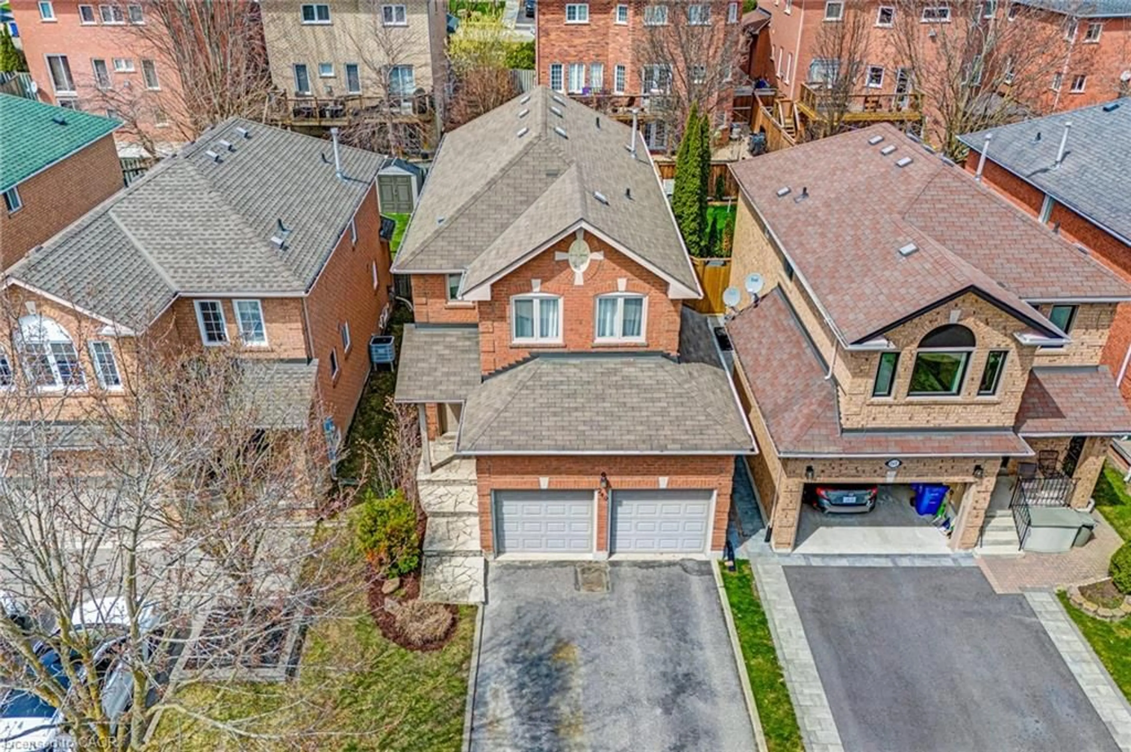 A pic from outside/outdoor area/front of a property/back of a property/a pic from drone, street for 249 Rushbrook Dr, Newmarket Ontario L3X 2K2