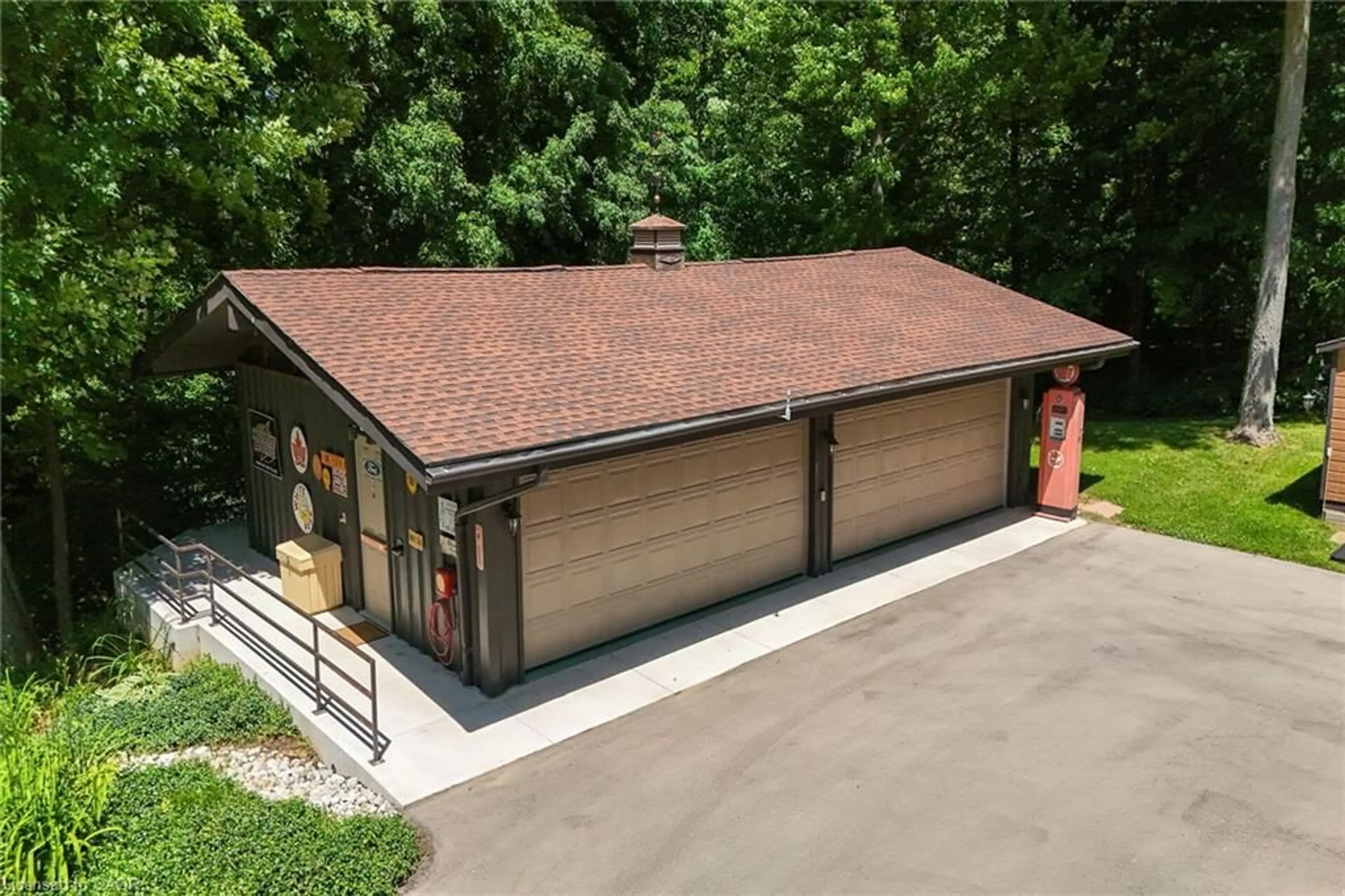 Indoor garage for 280 Mclean School Rd, St. George Ontario N0E 1N0