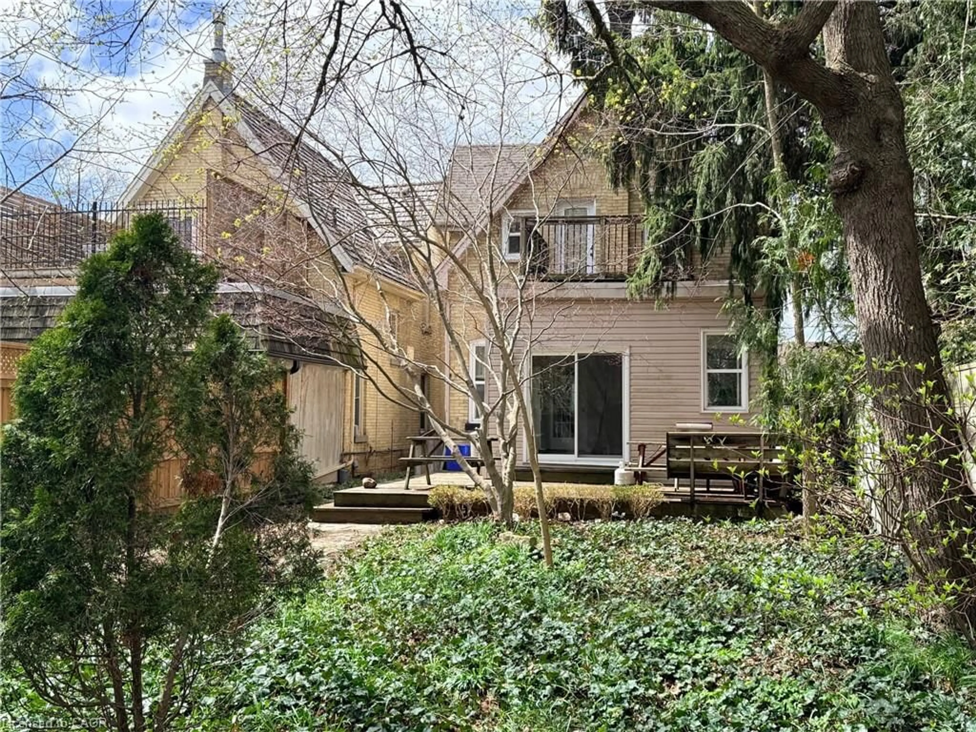 A pic from outside/outdoor area/front of a property/back of a property/a pic from drone, street for 802 Waterloo St, London Ontario N6A 3W4