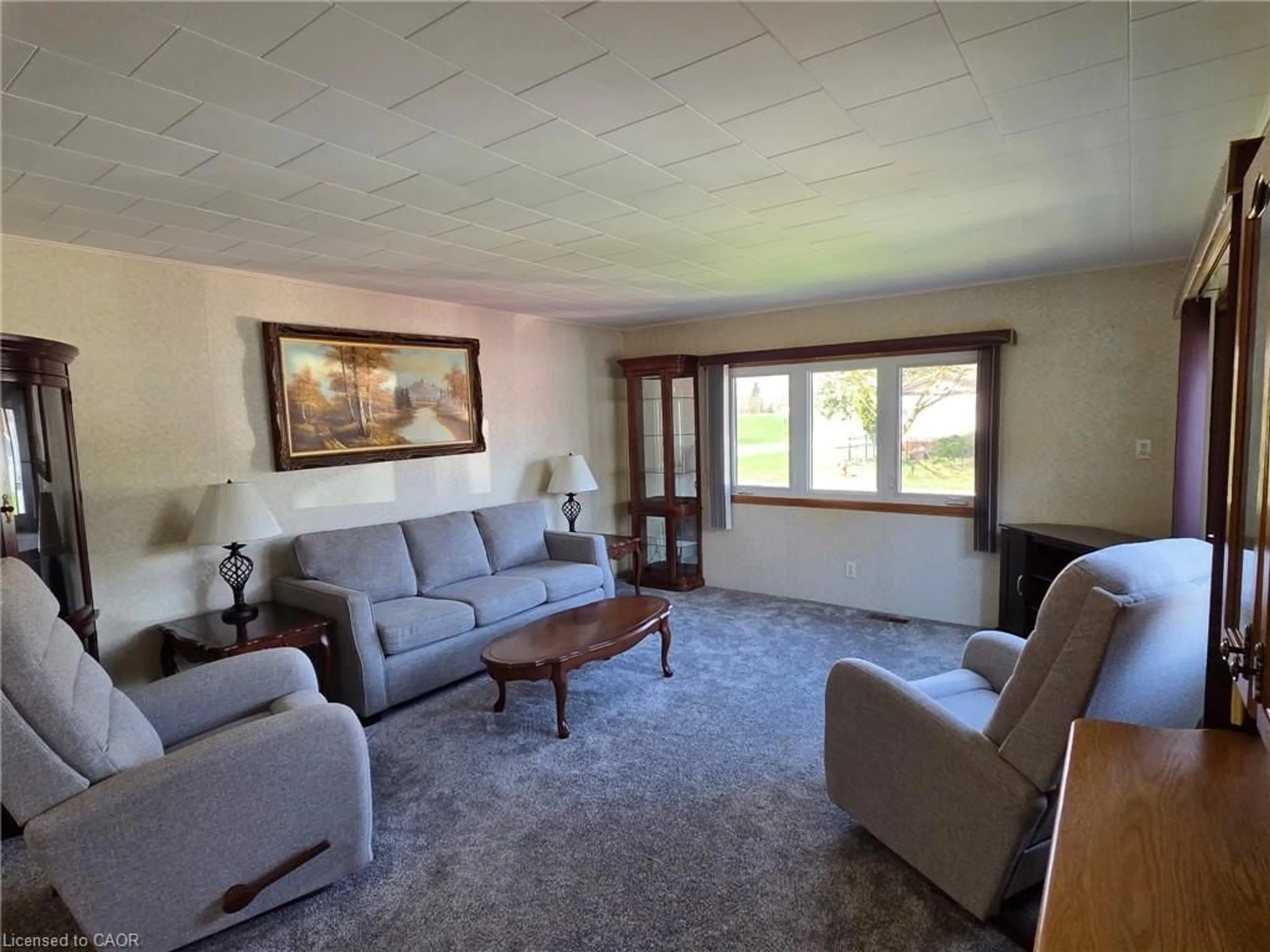 Living room with furniture, unknown for 19 York Mews, Palmerston Ontario N0G 2P0