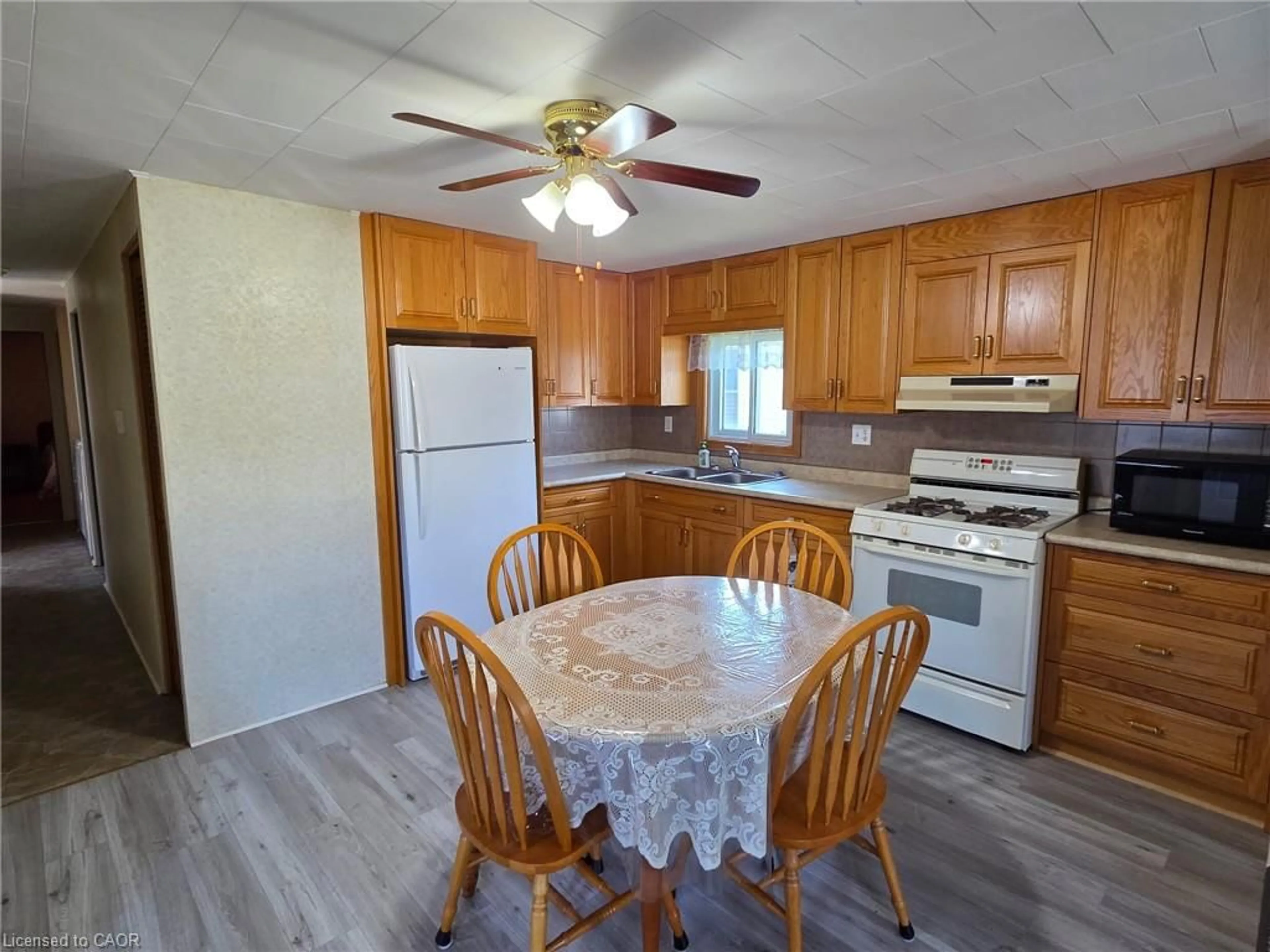 Standard kitchen, unknown for 19 York Mews, Palmerston Ontario N0G 2P0