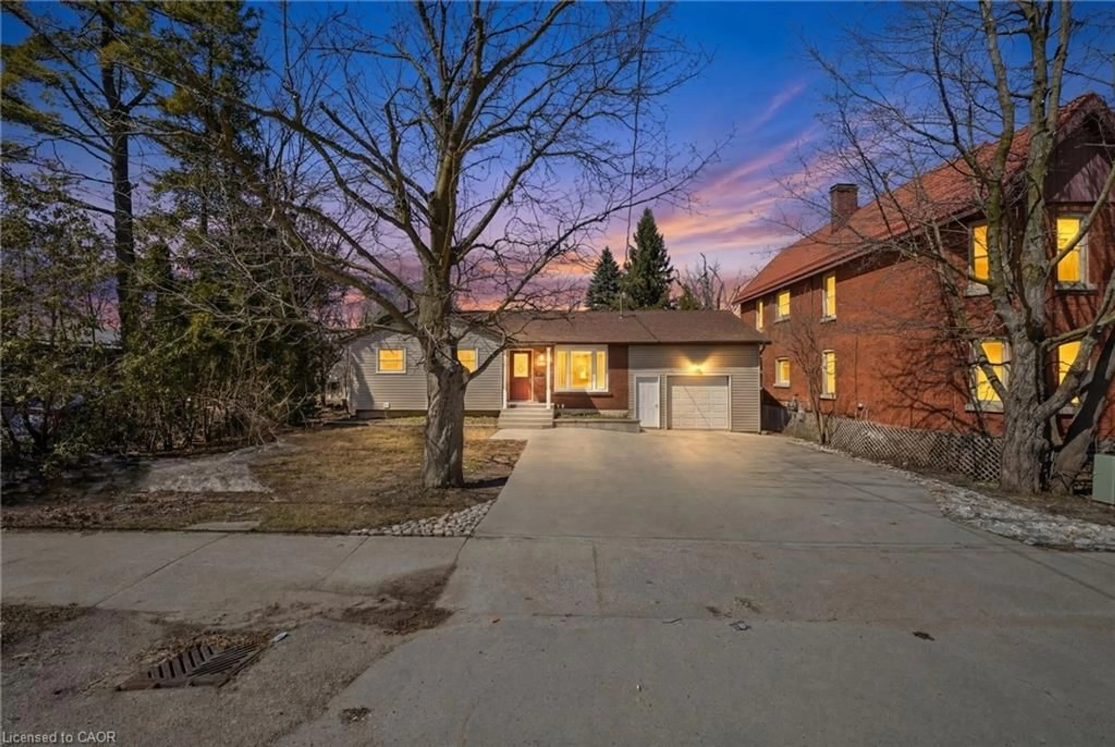 A pic from outside/outdoor area/front of a property/back of a property/a pic from drone, street for 268 Mississauga St, Orillia Ontario L3V 3B8