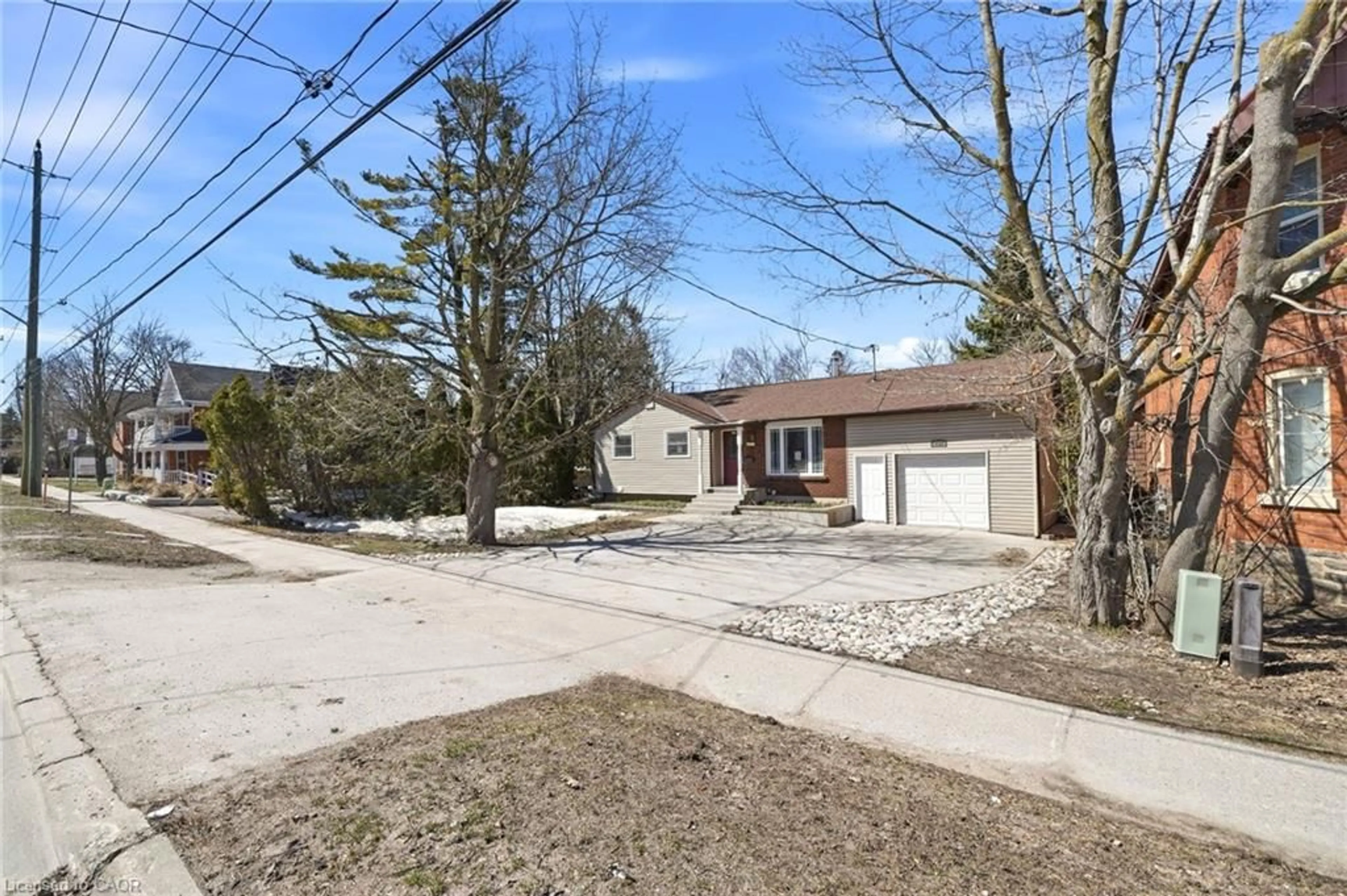 A pic from outside/outdoor area/front of a property/back of a property/a pic from drone, street for 268 Mississauga St, Orillia Ontario L3V 3B8