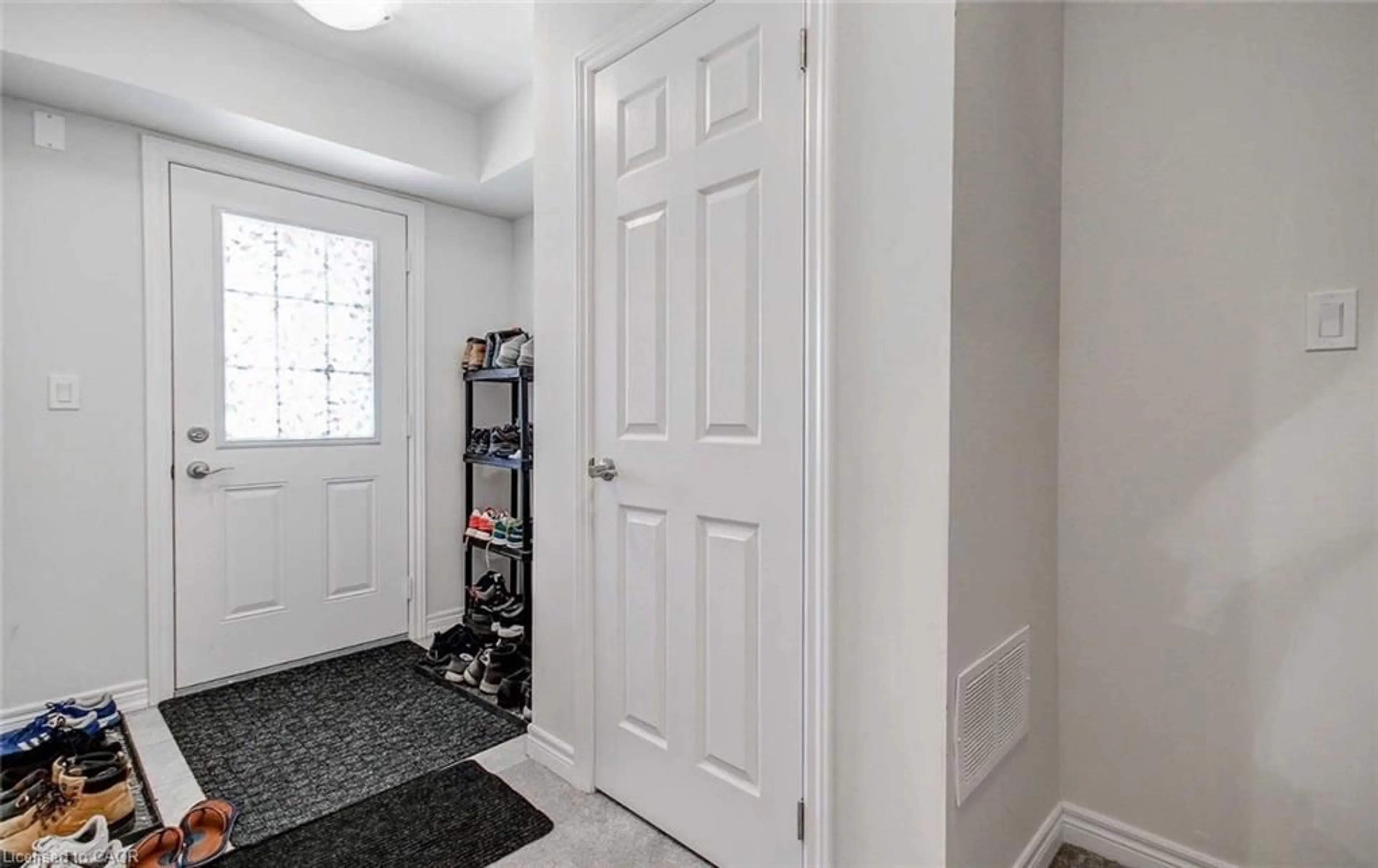Indoor entryway for 582 Linden St, Cambridge Ontario N3H 0C9
