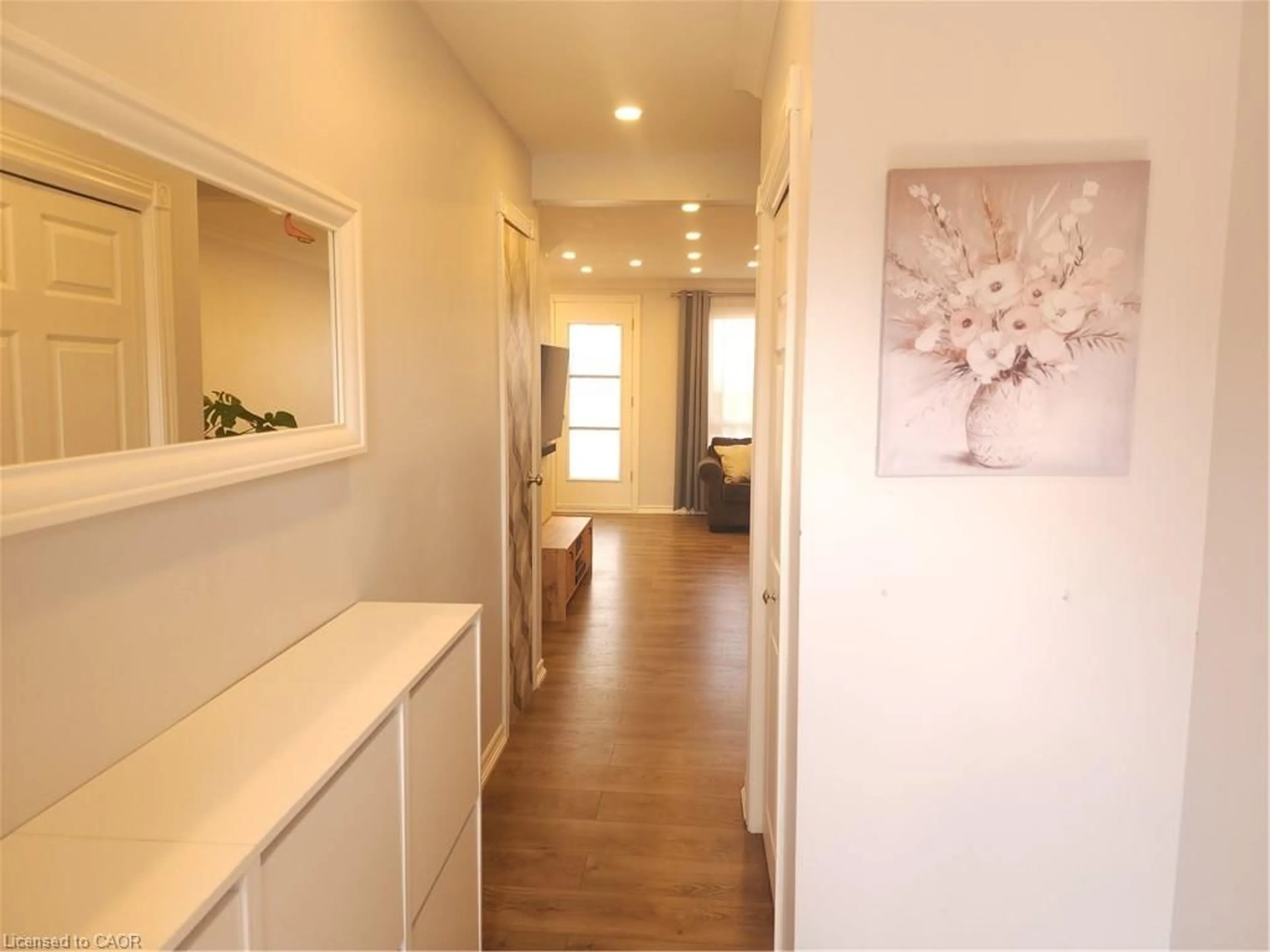 Indoor entryway for 899 Stone Church Rd #8, Hamilton Ontario L8W 1B2