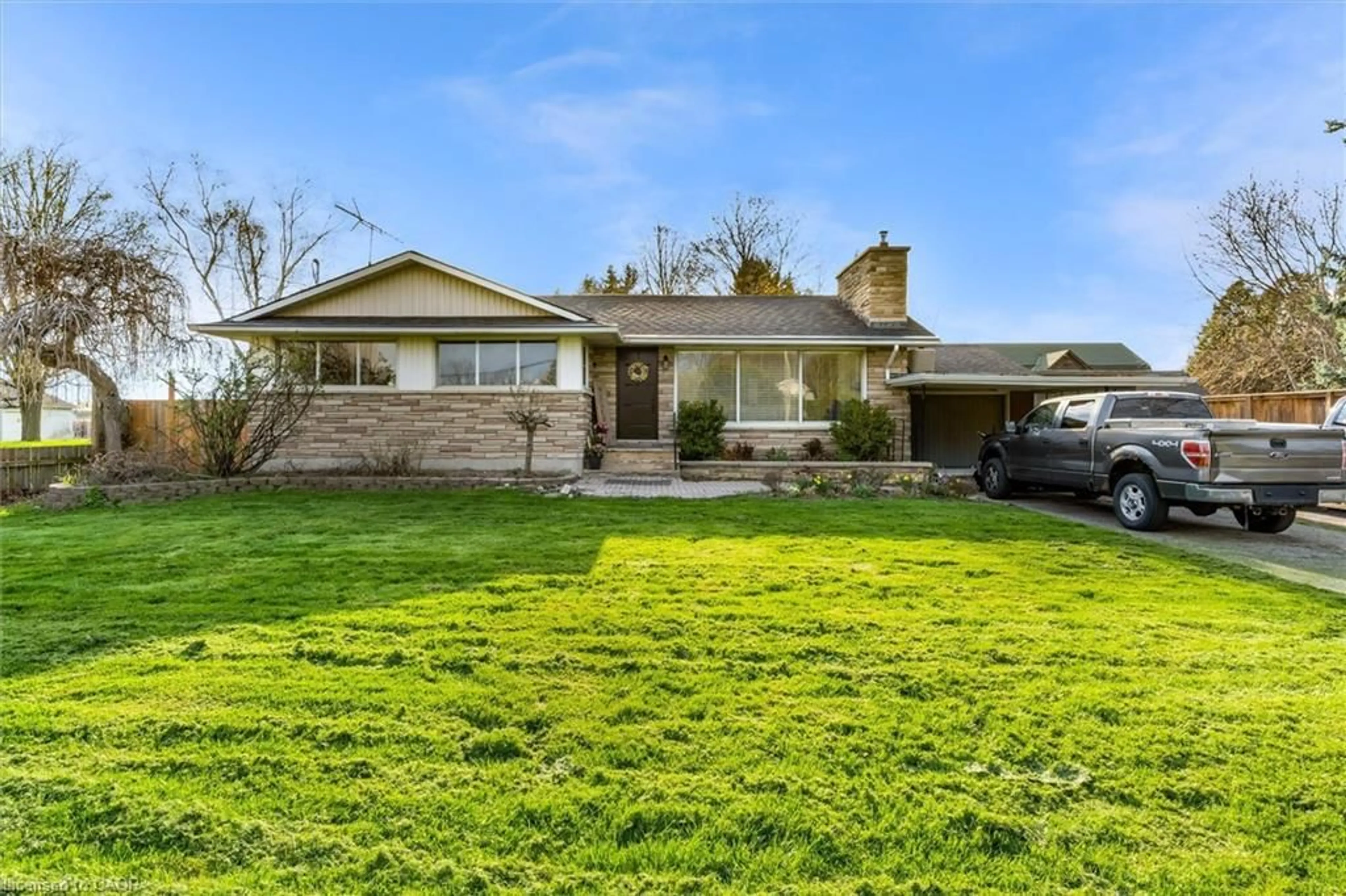 A pic from outside/outdoor area/front of a property/back of a property/a pic from drone, street for 1267 Third St Louth St, St. Catharines Ontario L2R 6P9