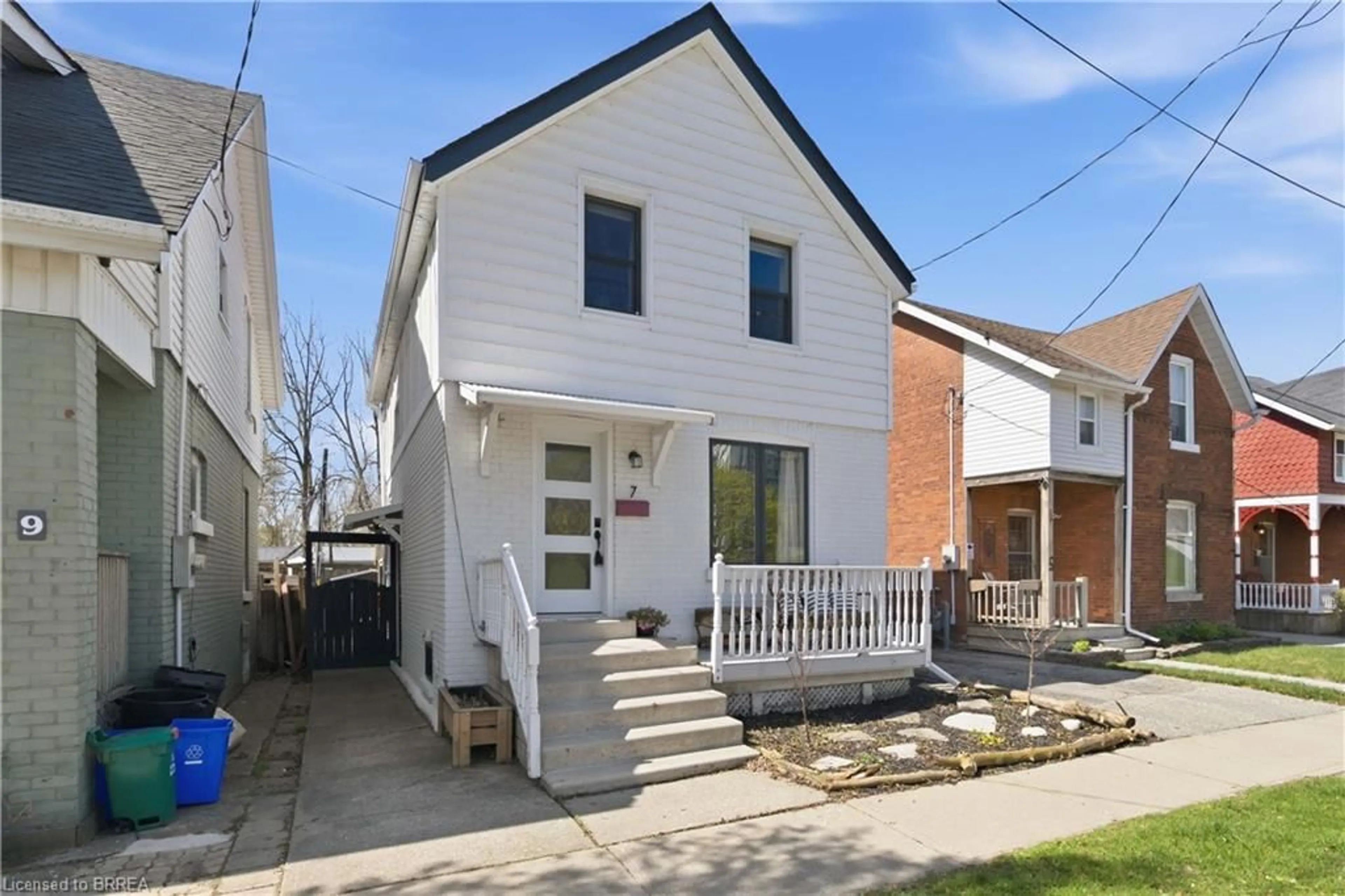 Home with brick exterior material, street for 7 Ontario St, Brantford Ontario N3S 2B7