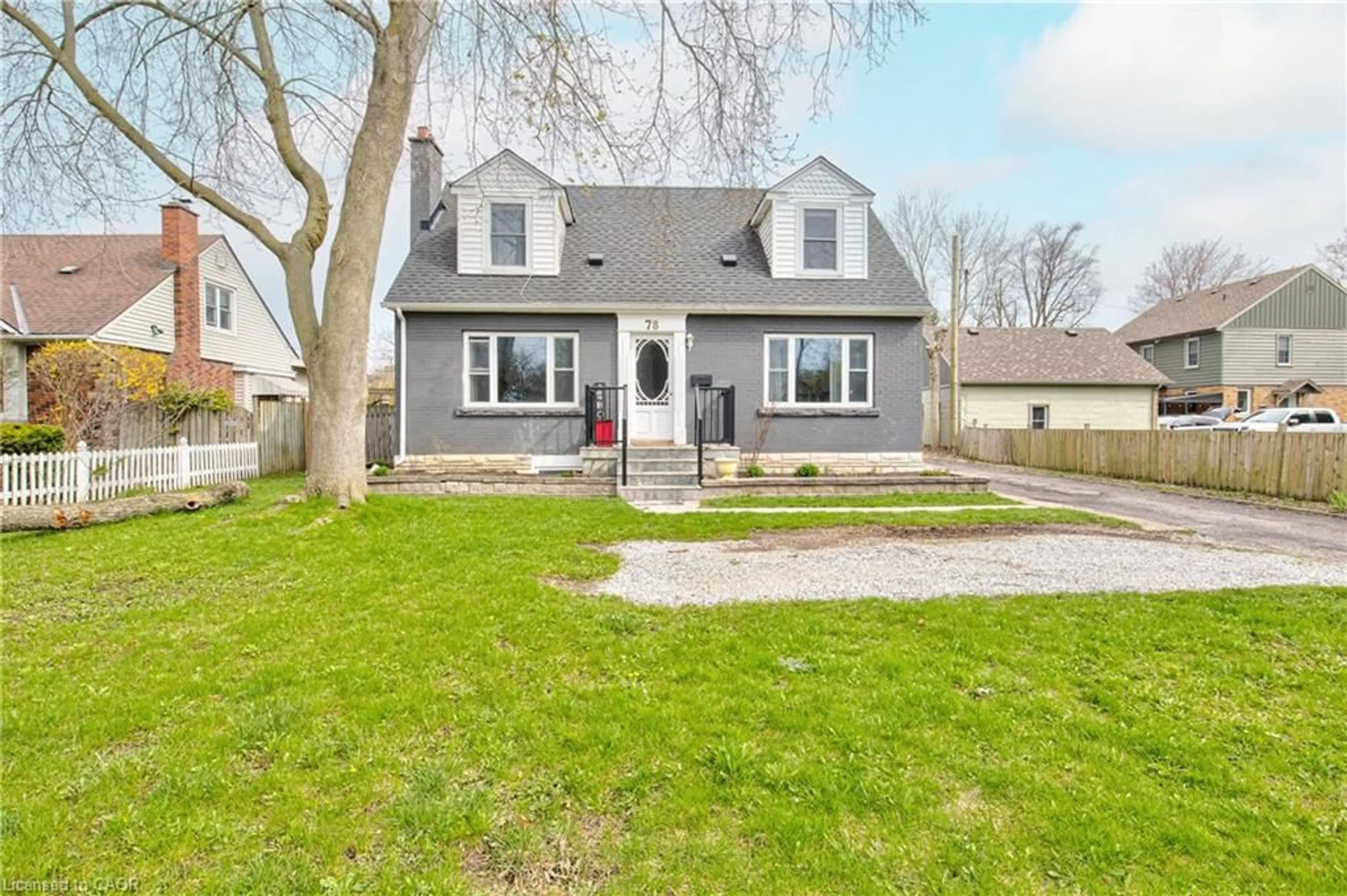 Home with vinyl exterior material, street for 78 Price Ave, Welland Ontario L3C 3Y2