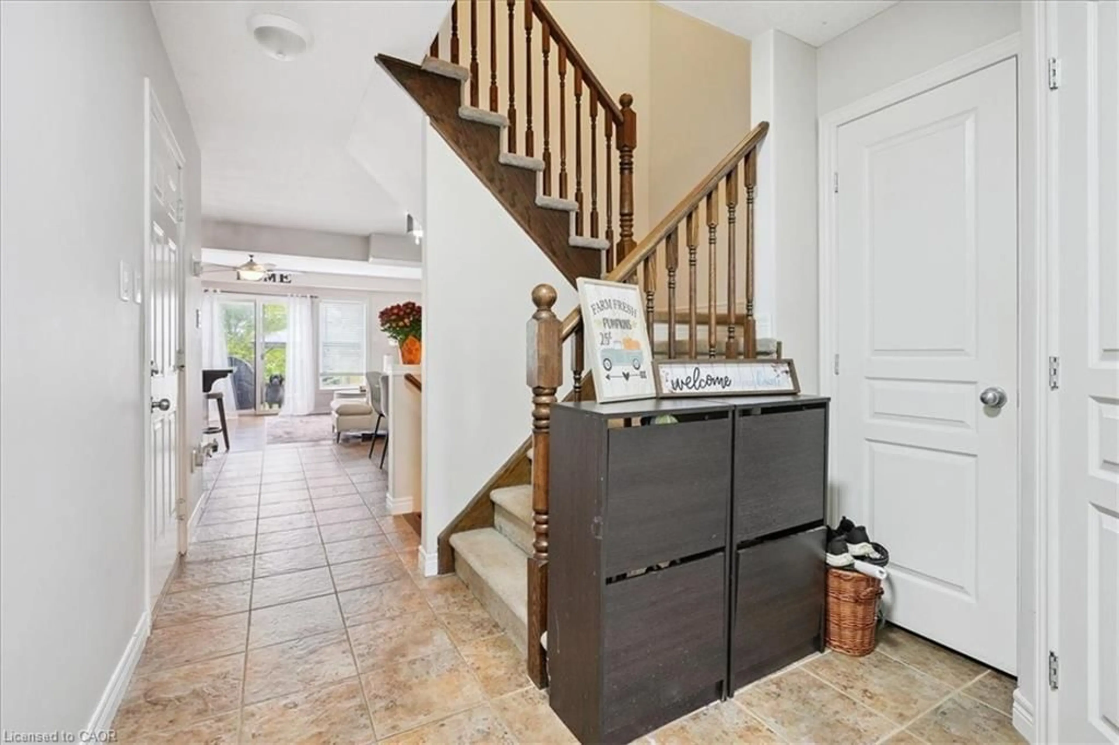 Indoor entryway for 4496 Comfort Cres, Lincoln Ontario L0R 1B3
