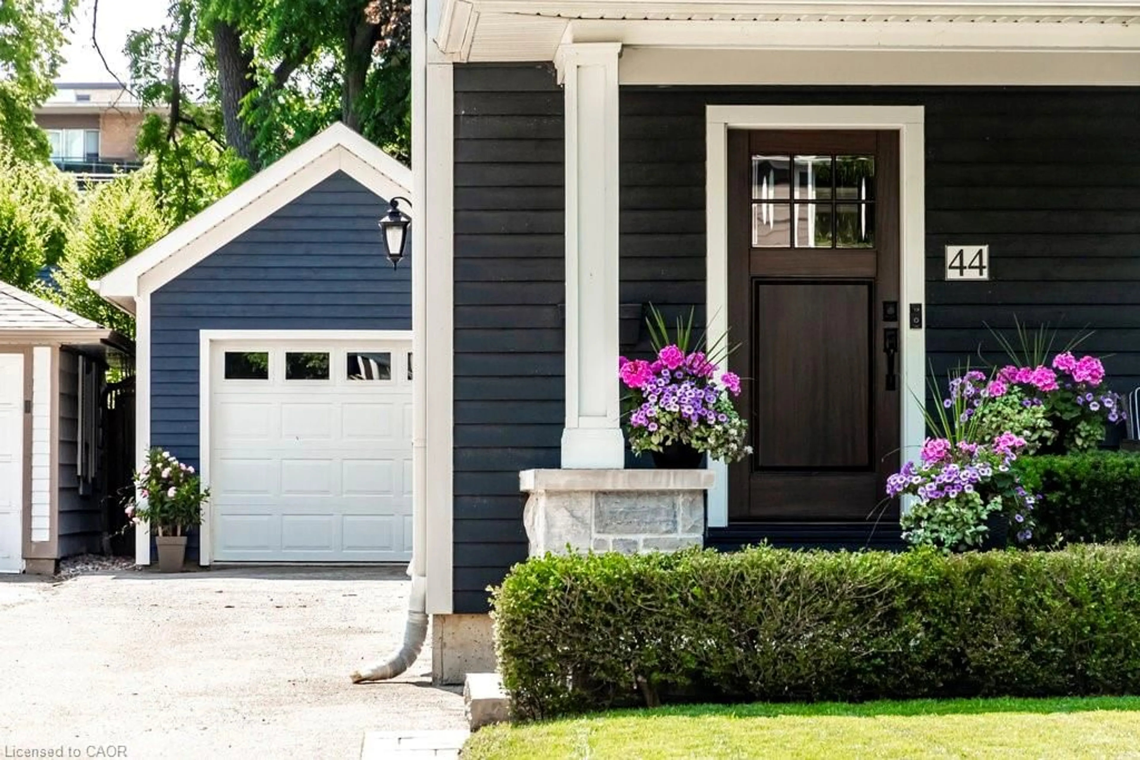 Home with vinyl exterior material, street for 44 Head St, Oakville Ontario L6K 1L5