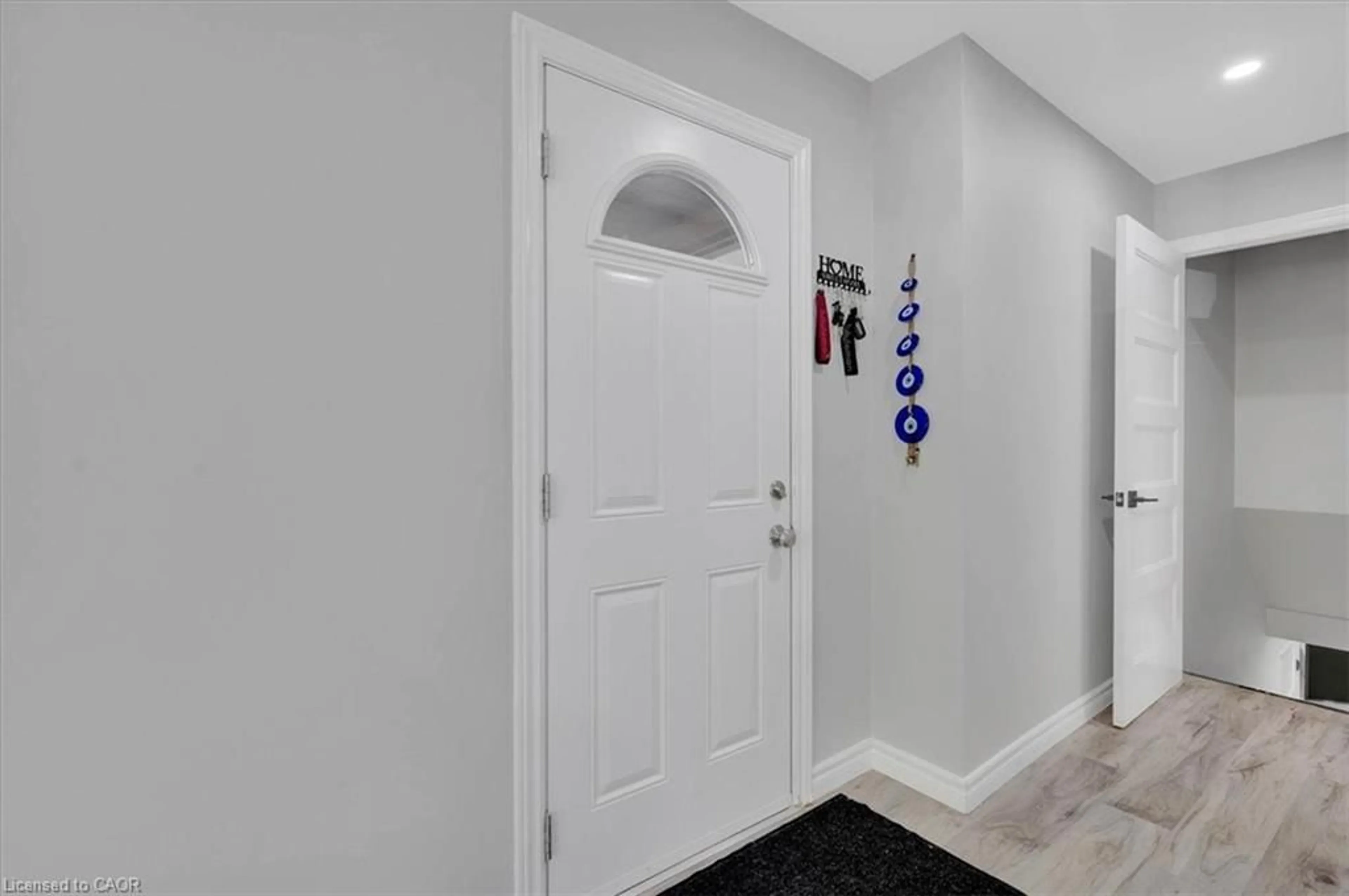 Indoor entryway for 168 Silver Aspen Cres, Kitchener Ontario N2N 1J1