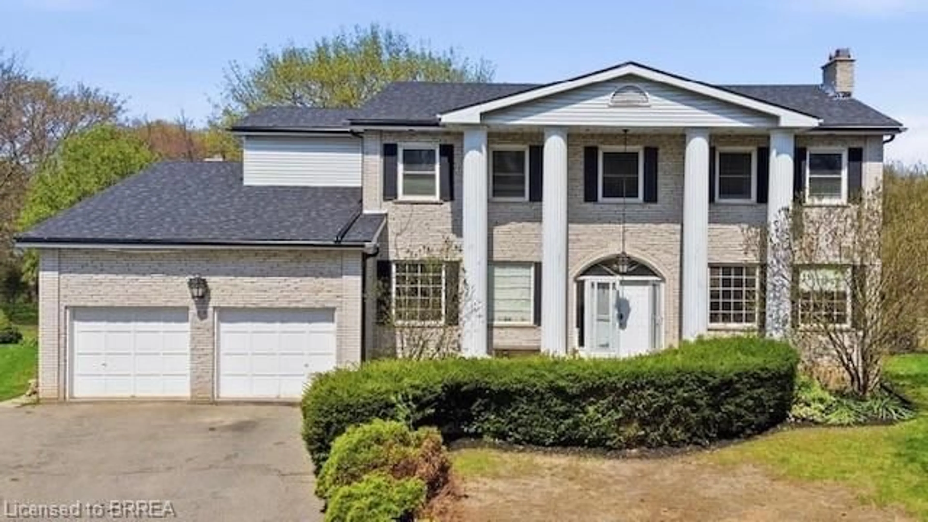 Home with vinyl exterior material, street for 10 Fieldstone Cir, Brantford Ontario N3R 6S7
