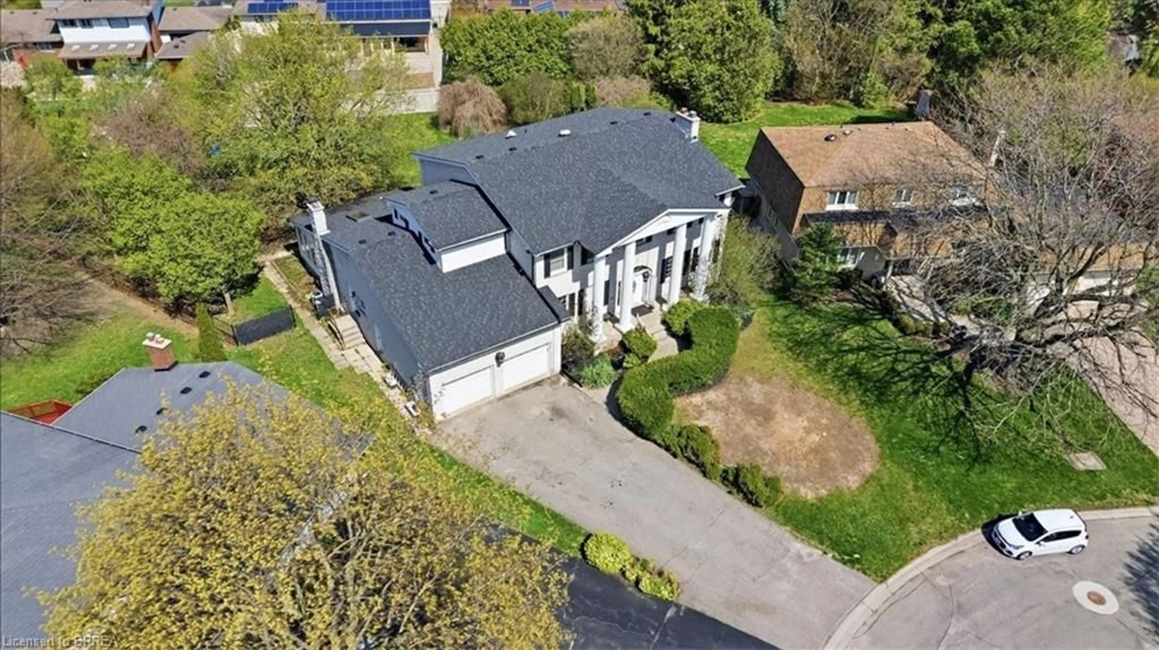 A pic from outside/outdoor area/front of a property/back of a property/a pic from drone, street for 10 Fieldstone Cir, Brantford Ontario N3R 6S7