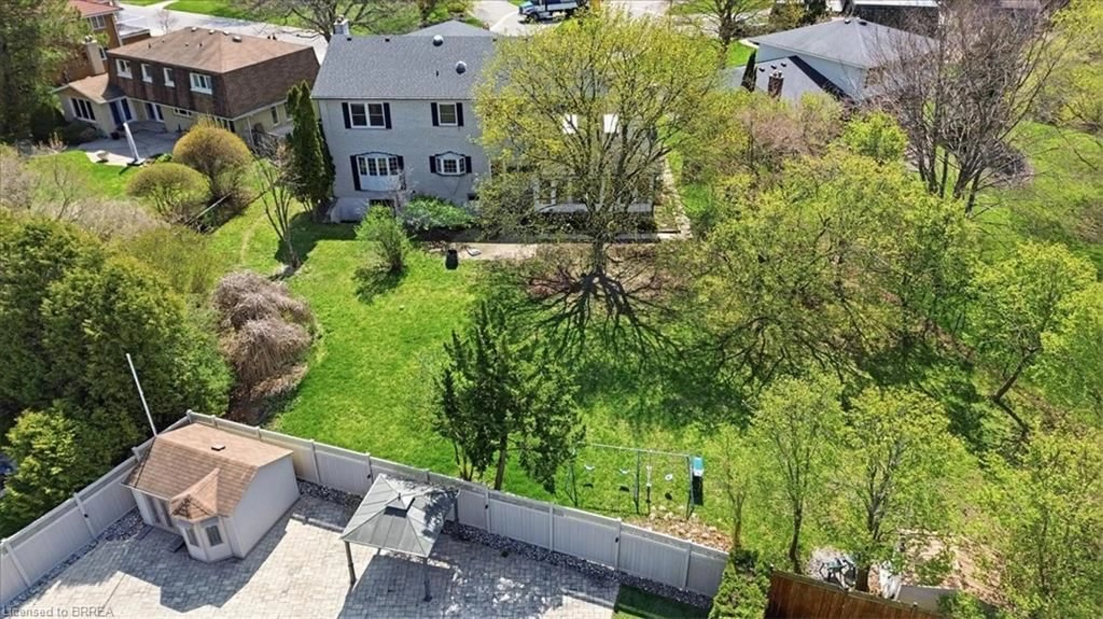 A pic from outside/outdoor area/front of a property/back of a property/a pic from drone, city buildings view from balcony for 10 Fieldstone Cir, Brantford Ontario N3R 6S7