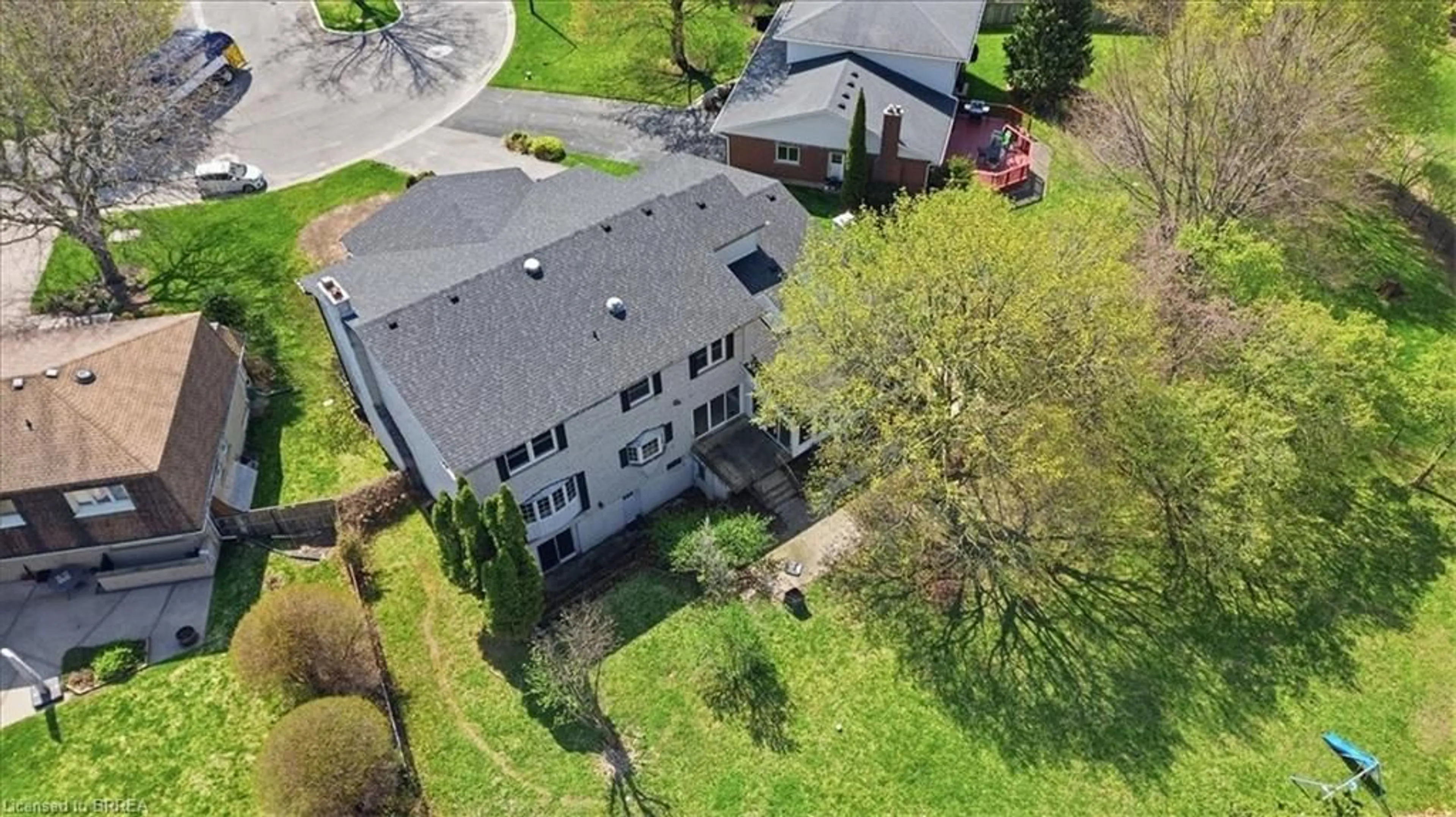 A pic from outside/outdoor area/front of a property/back of a property/a pic from drone, street for 10 Fieldstone Cir, Brantford Ontario N3R 6S7