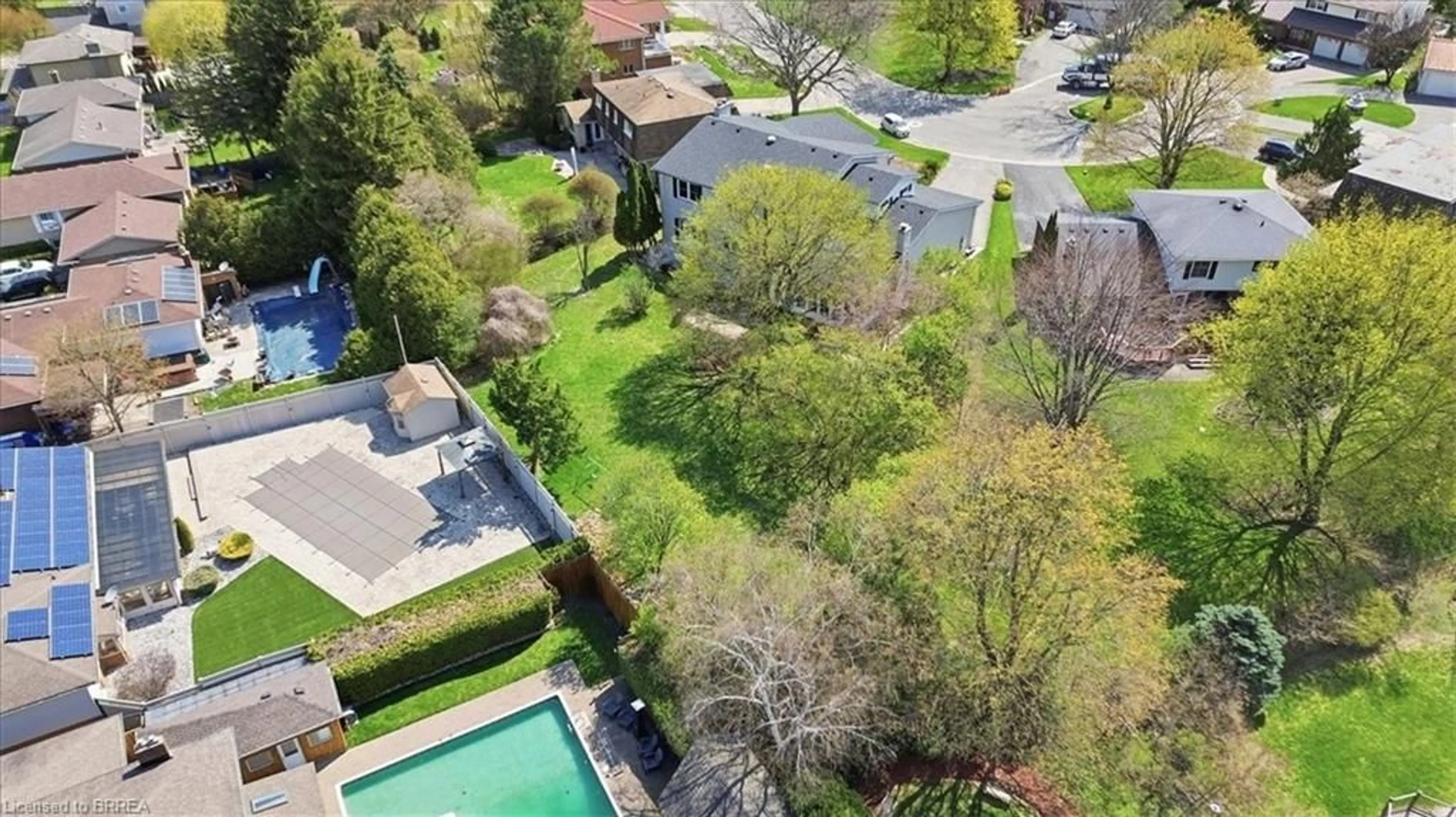 A pic from outside/outdoor area/front of a property/back of a property/a pic from drone, street for 10 Fieldstone Cir, Brantford Ontario N3R 6S7