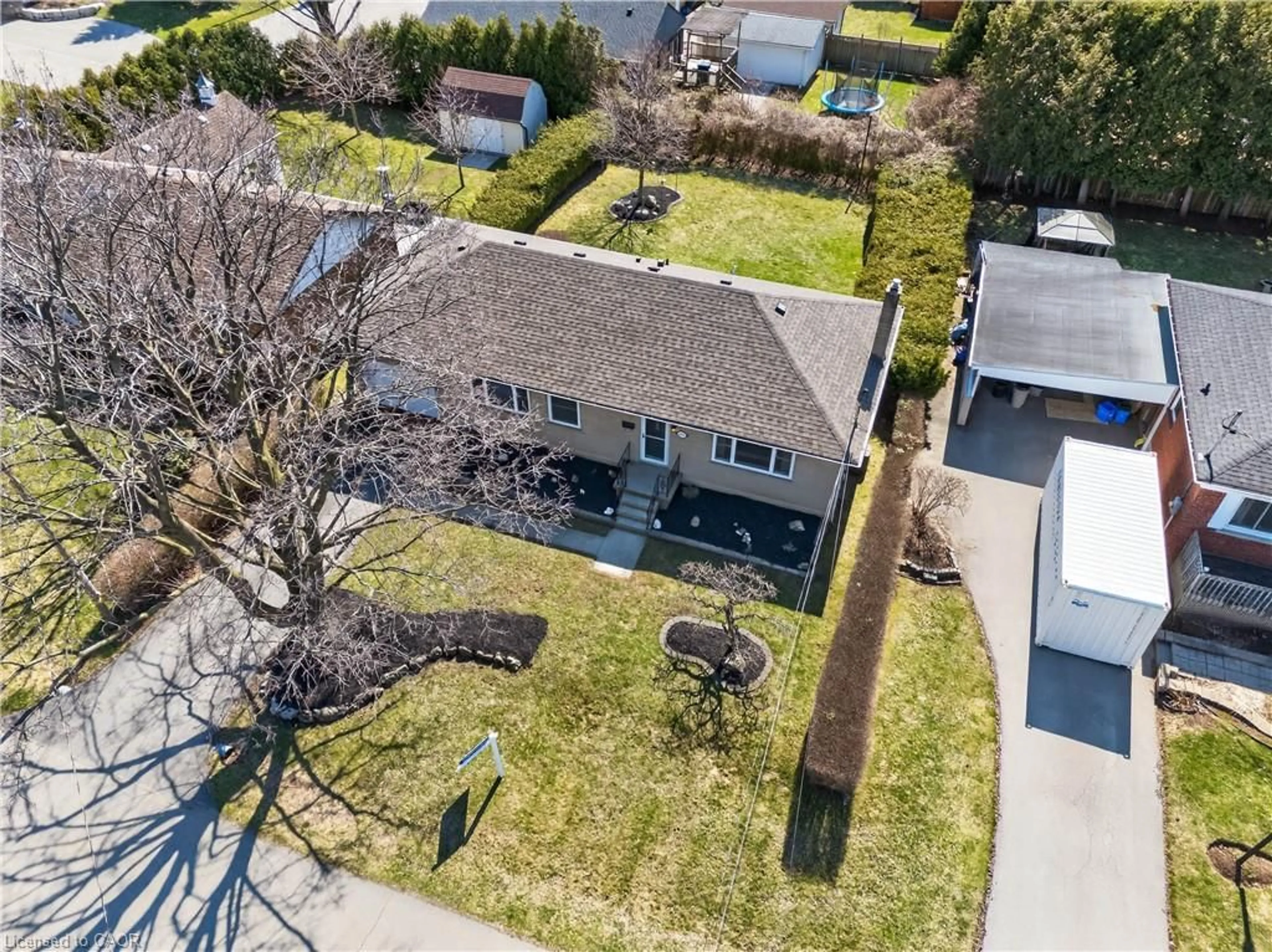 A pic from outside/outdoor area/front of a property/back of a property/a pic from drone, street for 1055 Shepherd's Dr, Burlington Ontario L7T 3R4