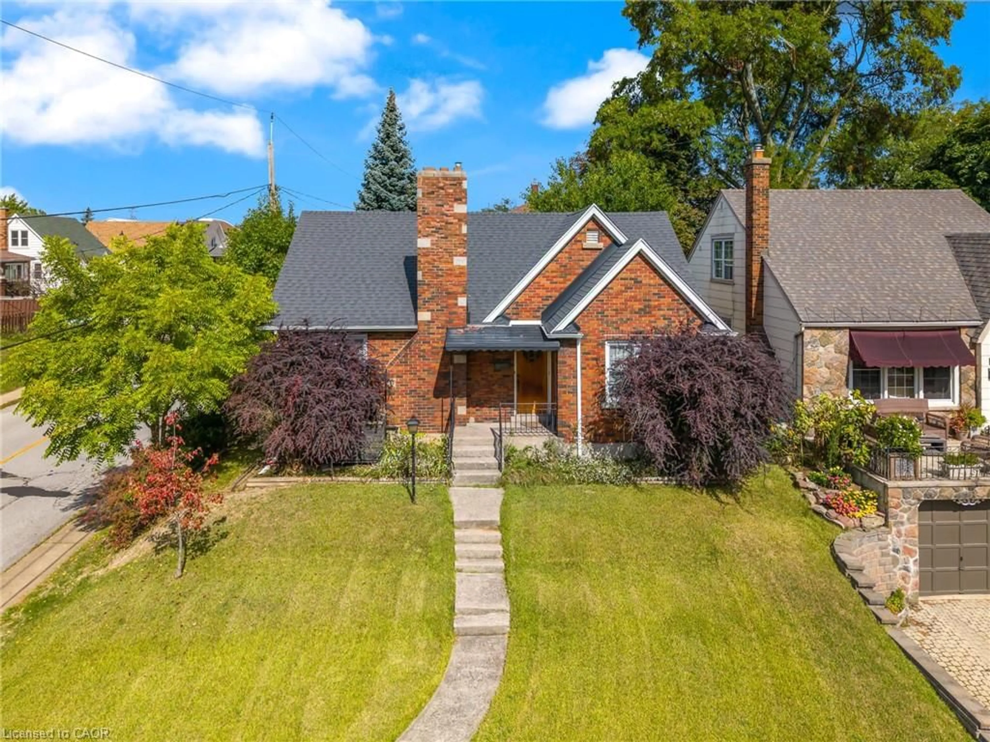 A pic from outside/outdoor area/front of a property/back of a property/a pic from drone, street for 5201 Valley Way, Niagara Falls Ontario L2E 1X3