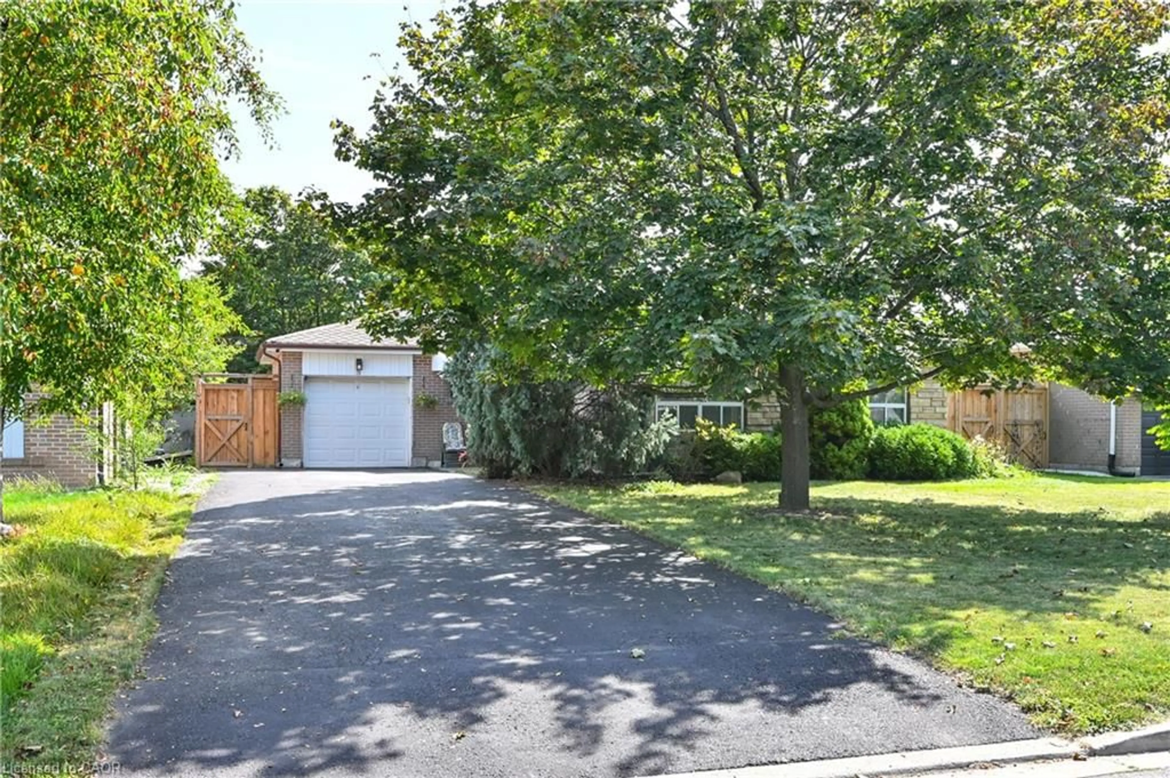 A pic from outside/outdoor area/front of a property/back of a property/a pic from drone, street for 8 Beechwood Cres, Brampton Ontario L6T 1Y1