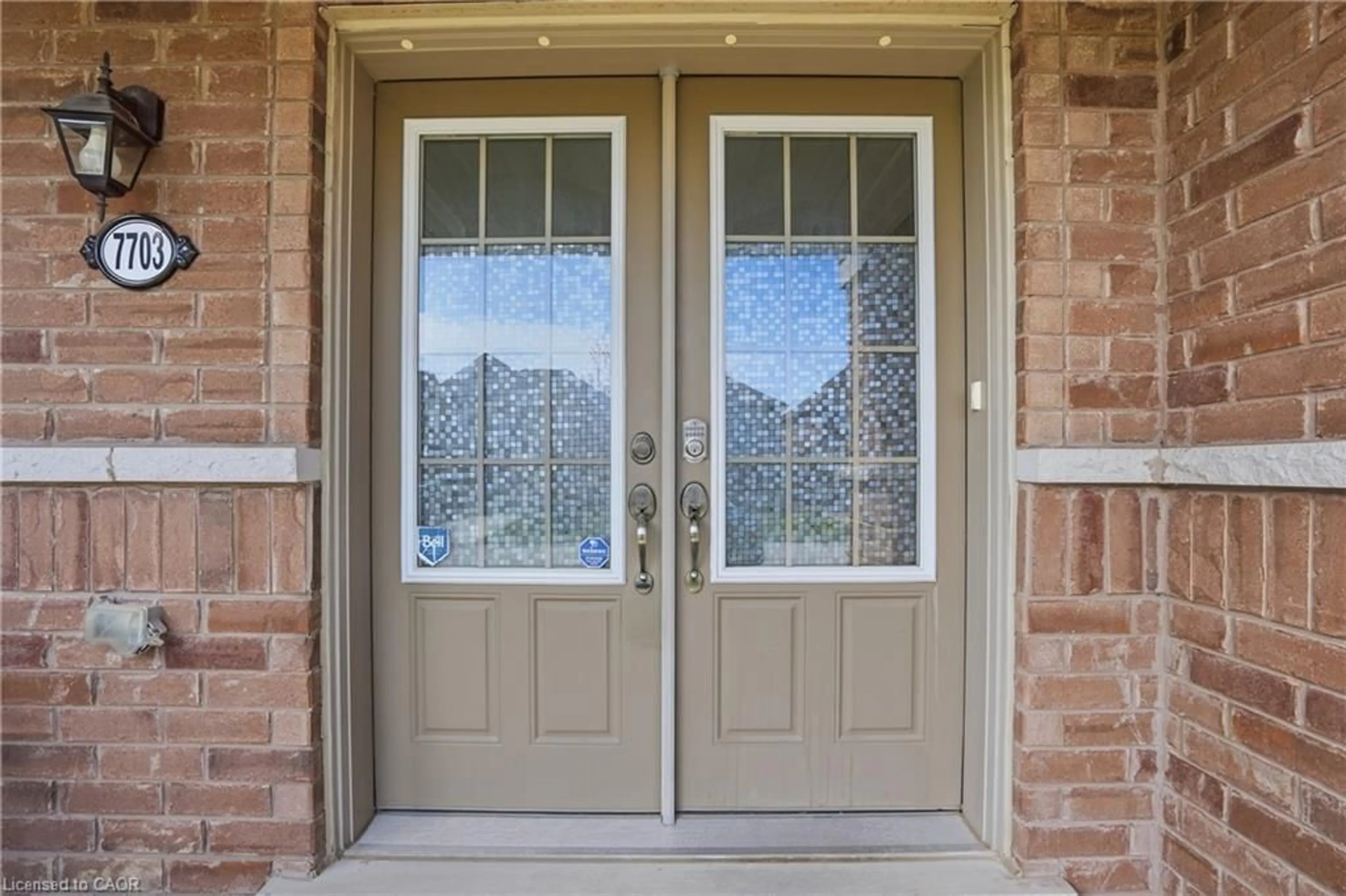 Indoor entryway for 7703 Sycamore Dr, Niagara Falls Ontario L2H 0N6