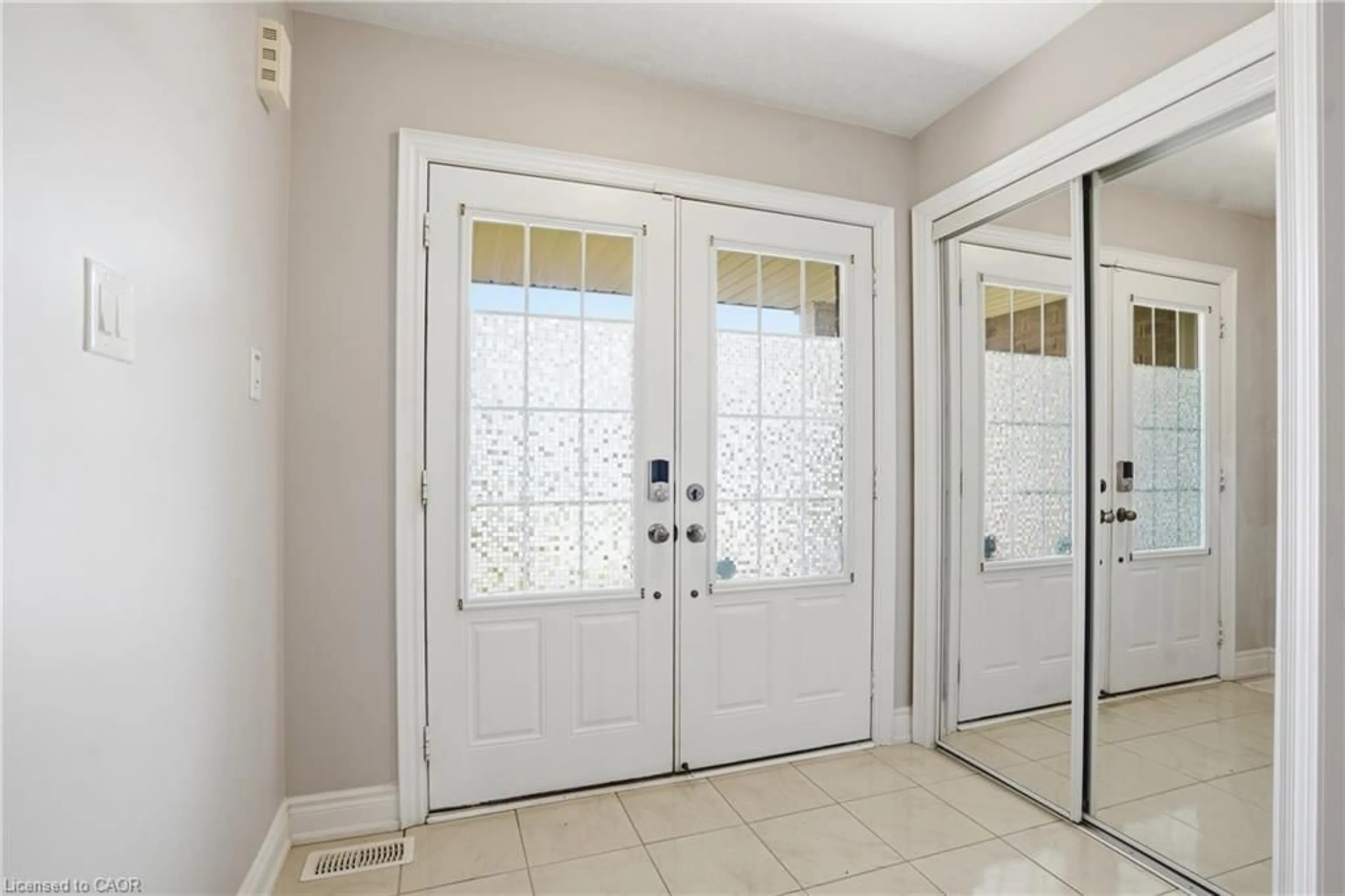 Indoor entryway for 7703 Sycamore Dr, Niagara Falls Ontario L2H 0N6
