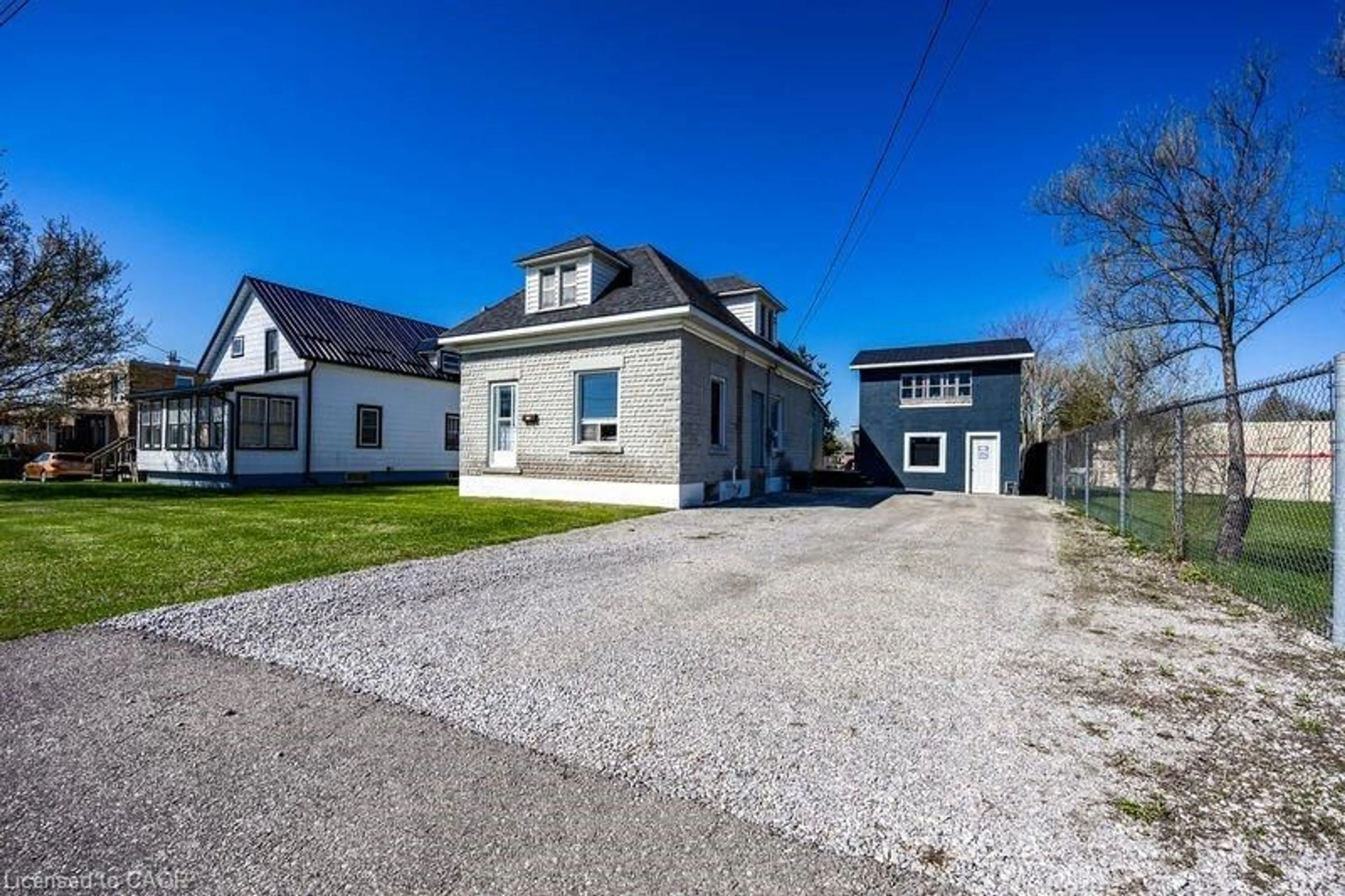 A pic from outside/outdoor area/front of a property/back of a property/a pic from drone, street for 320 James St, Delhi Ontario N4B 2B4