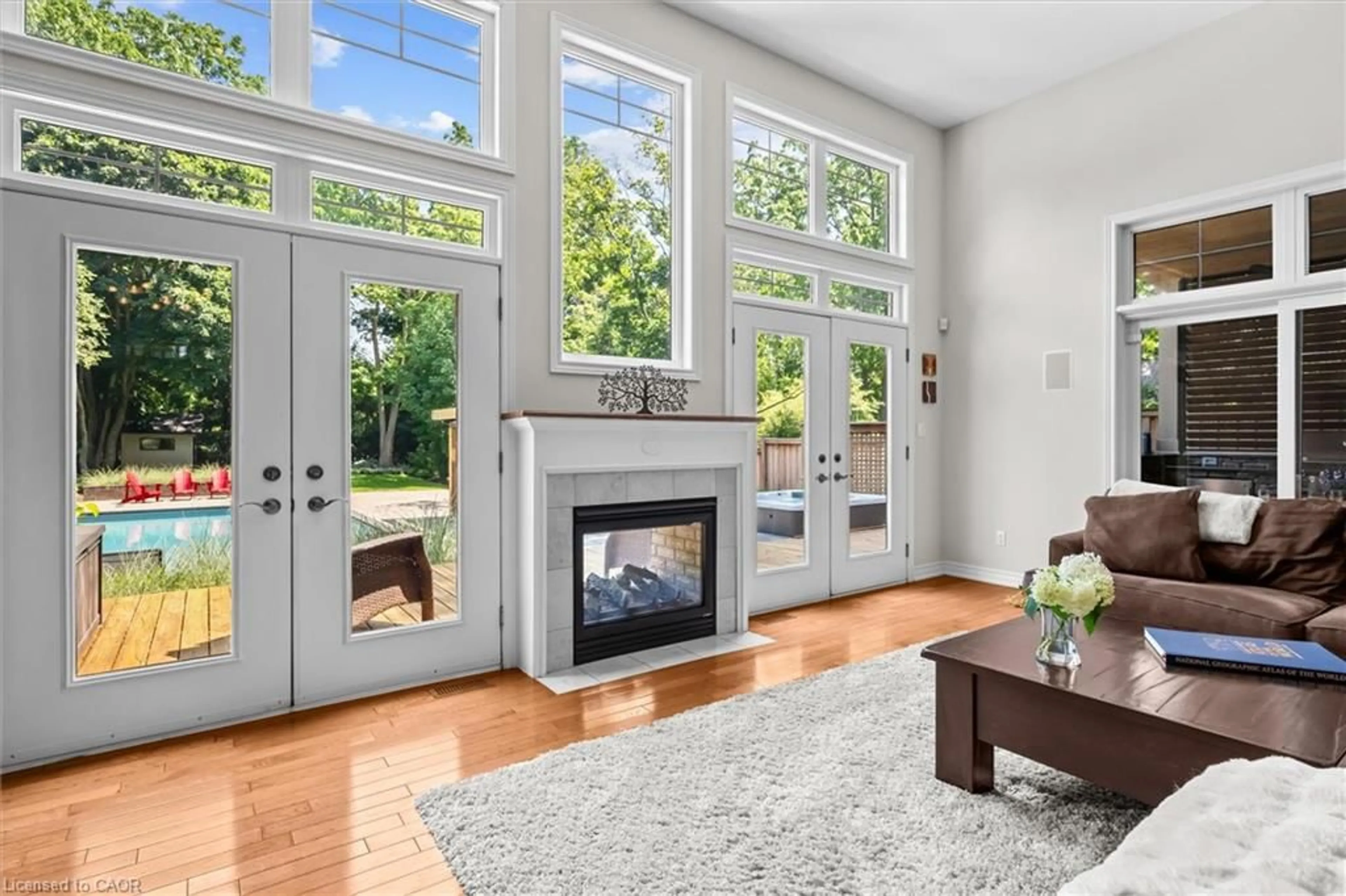 Indoor entryway for 373 Torrance St, Burlington Ontario L7R 2R7