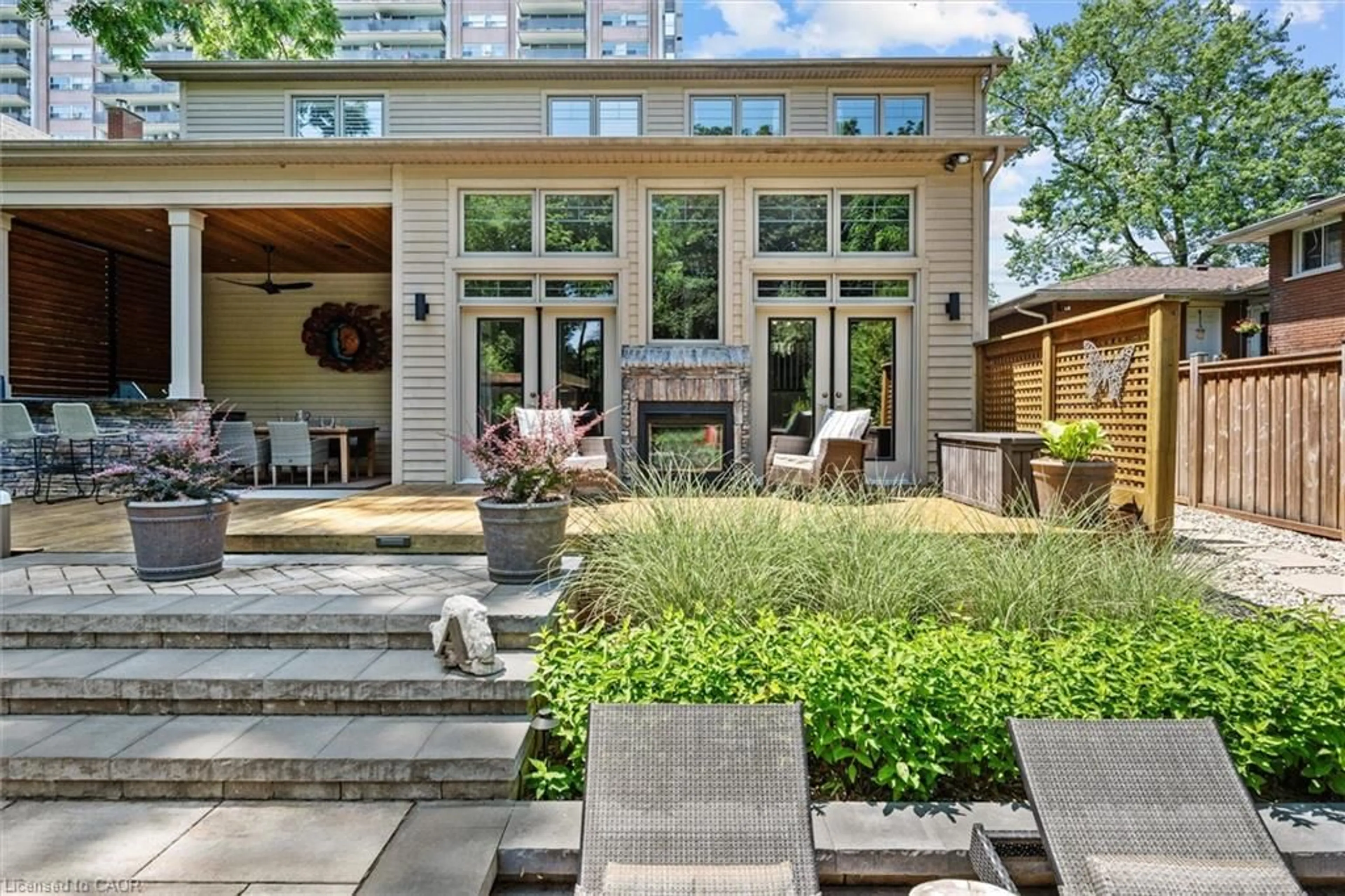 Patio, street for 373 Torrance St, Burlington Ontario L7R 2R7