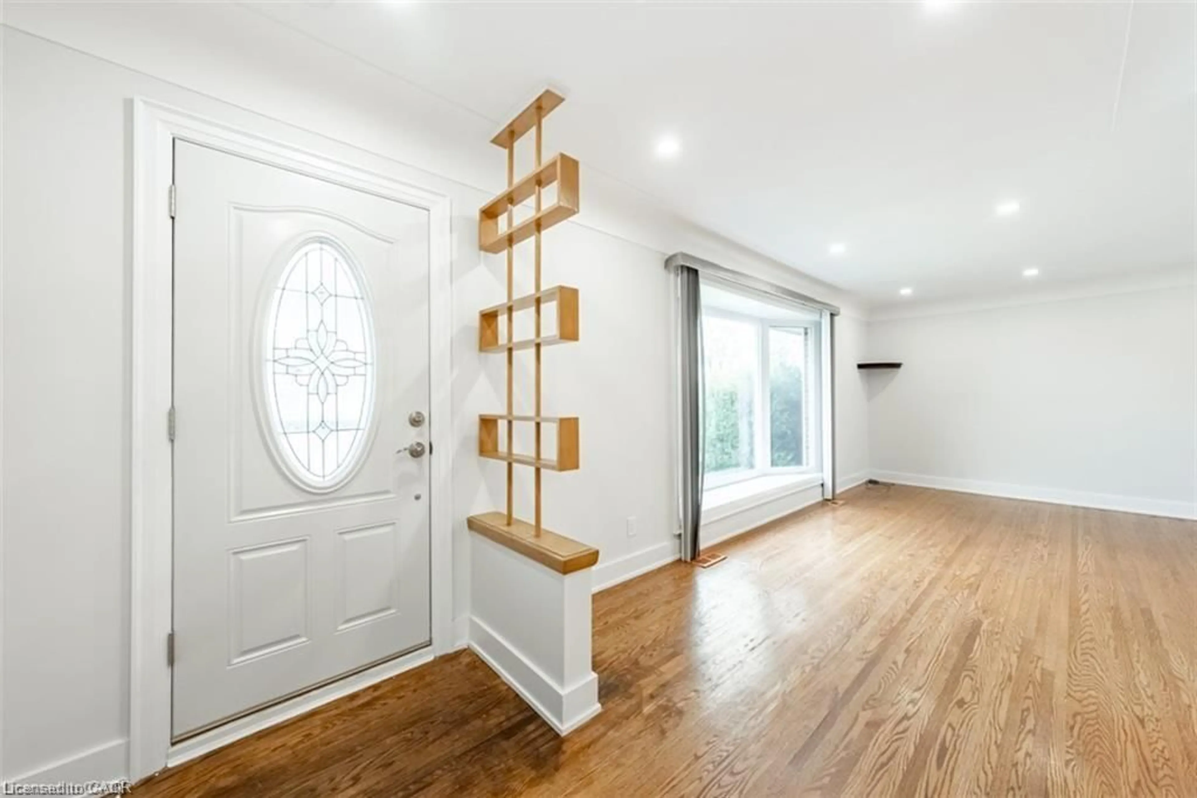 Indoor entryway for 172 Fennell Ave #Upper, Hamilton Ontario L9A 1S3