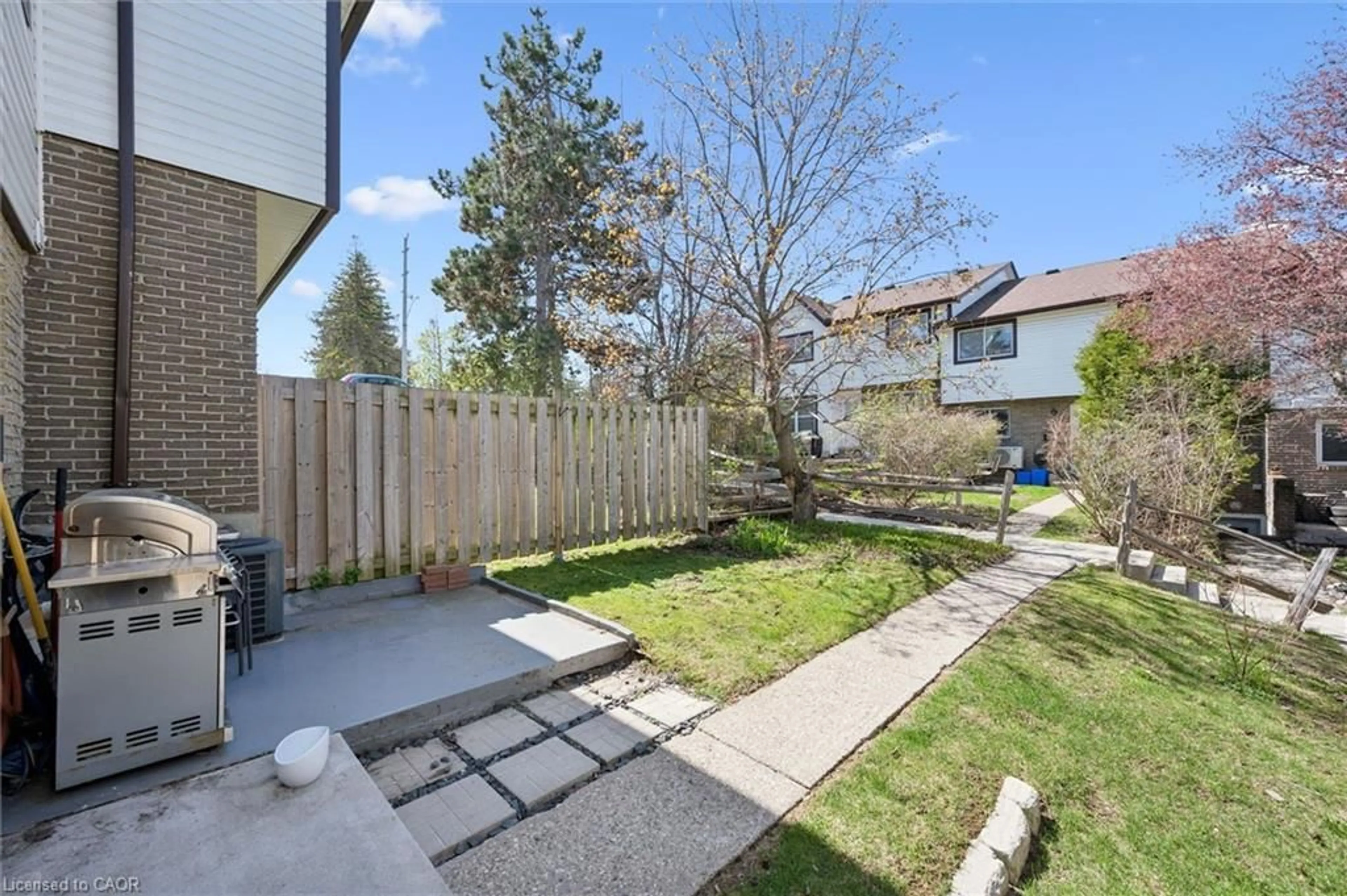 Patio, street for 385 Pioneer Dr #5, Kitchener Ontario N2P 1L8